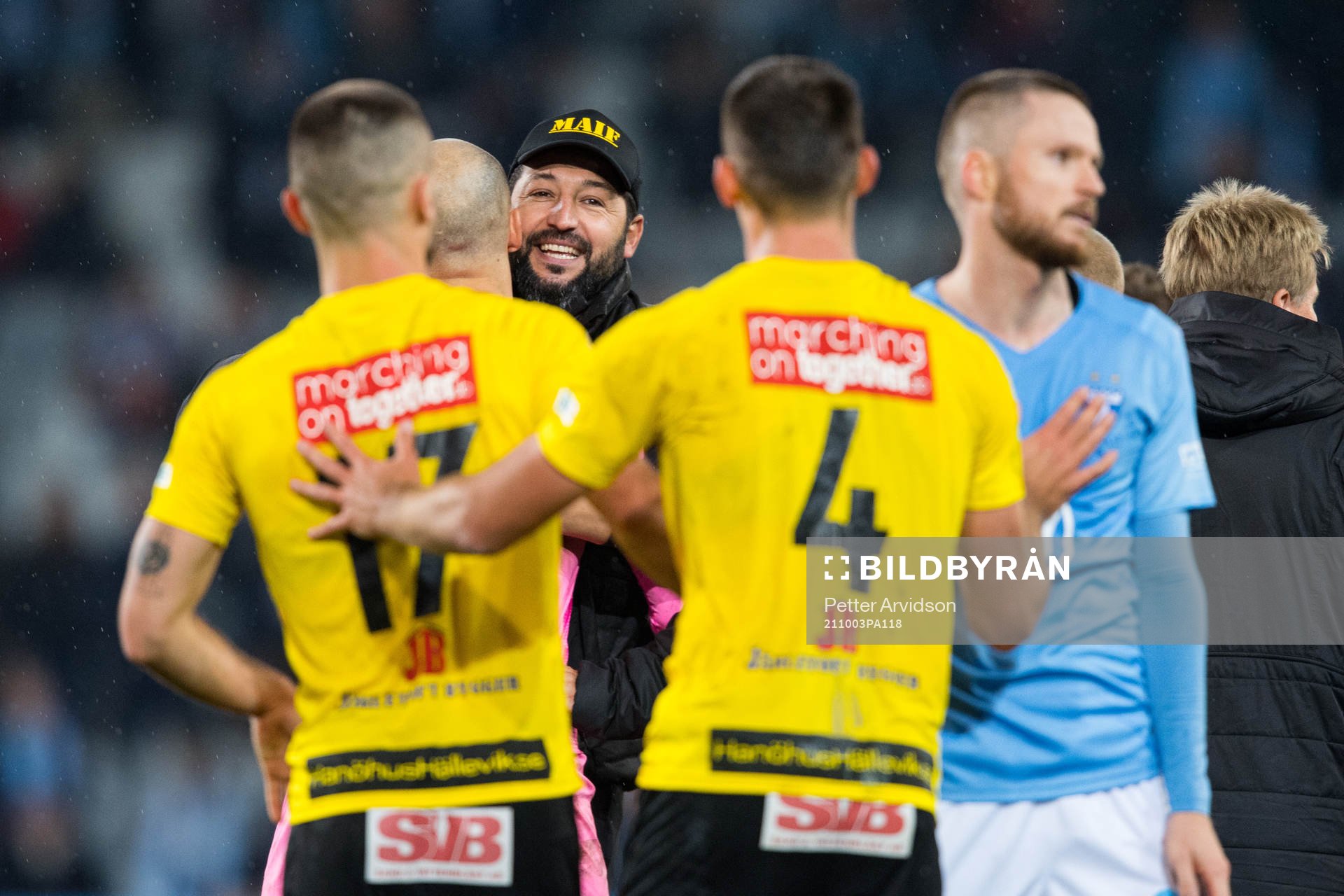 Mjällbys assisterande tränare Juan Robledo jublar