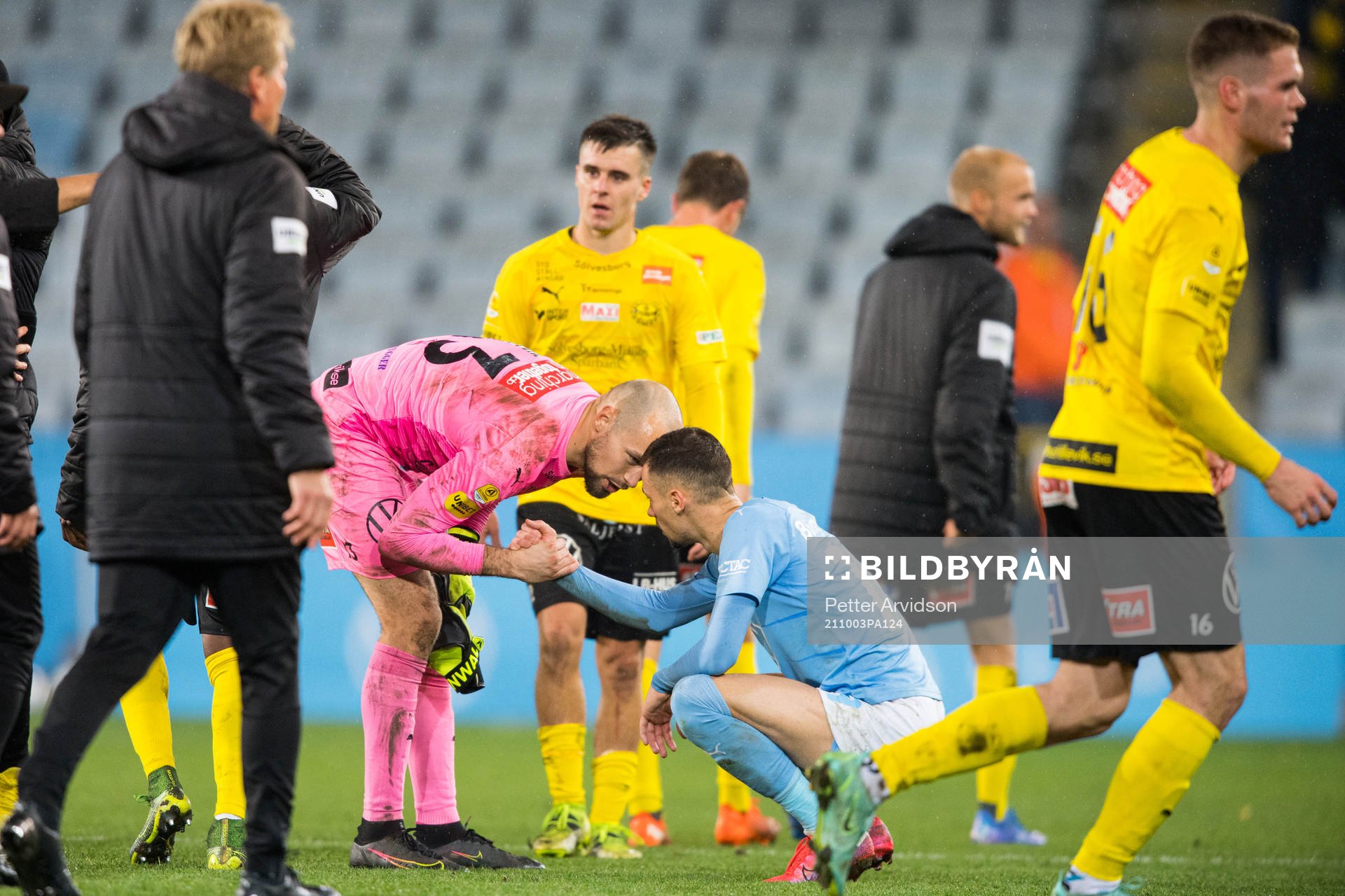 Mjällbys målvakt Carl-Johan Eriksson och Malmö FFs