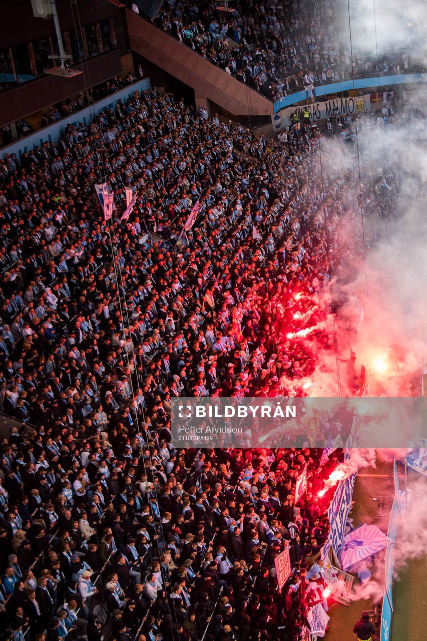 Malmö FFs supportrar med bengaler