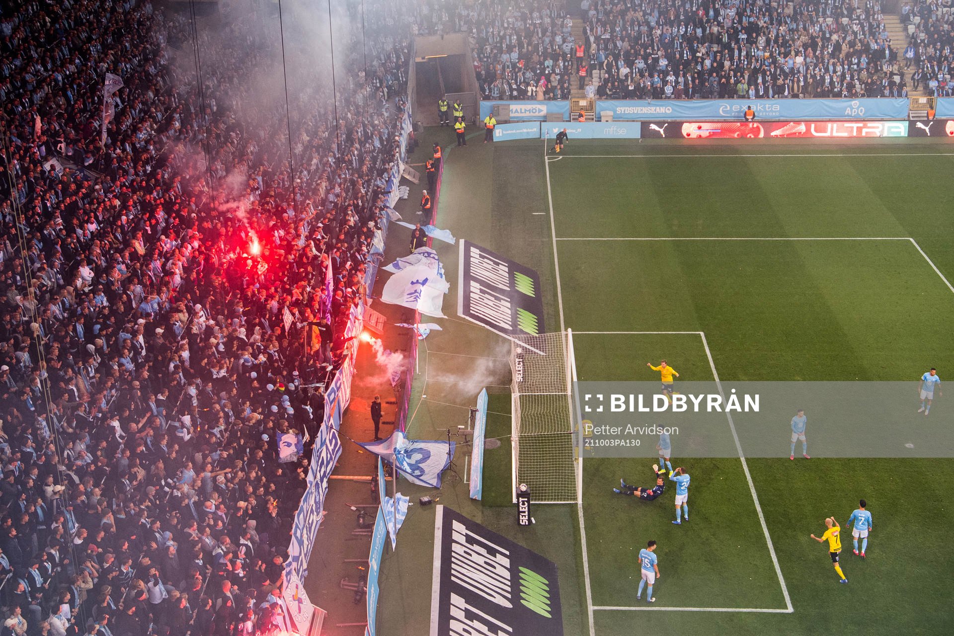 Mjällbys Mamudu Moro gör 0-1 bakom Malmö FFs målvakt
