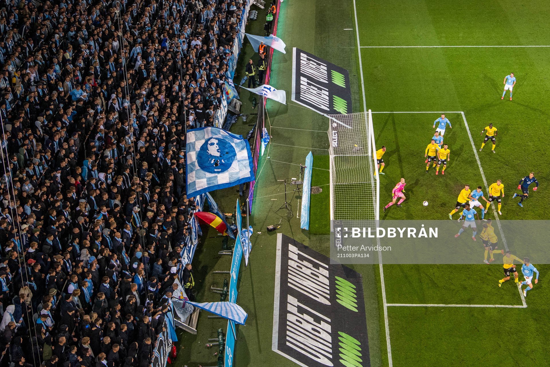 Malmö FFs Adi Nalic med en nick mot Mjällbys målvakt