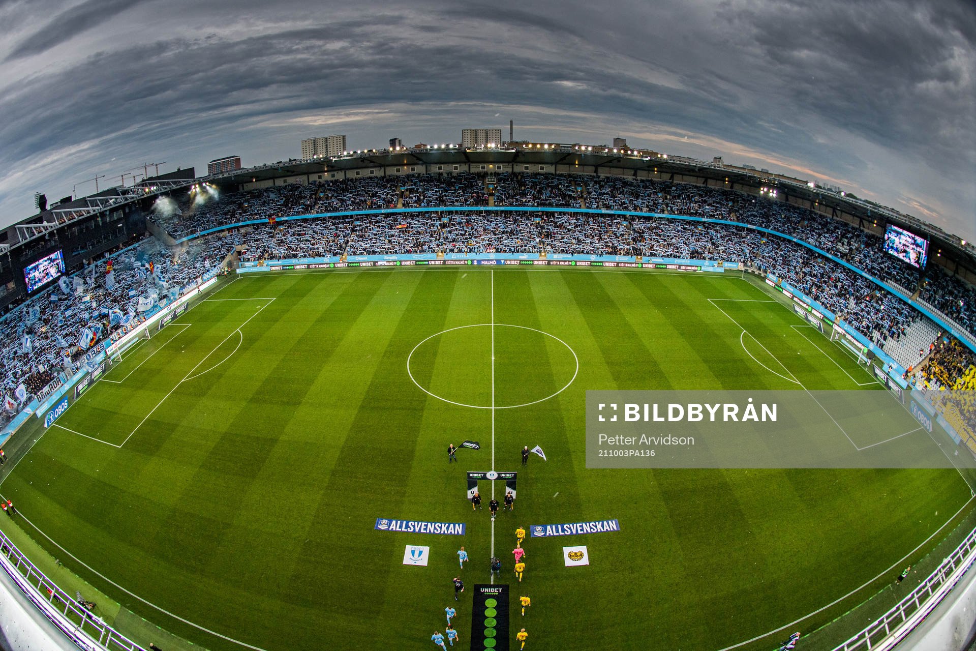 Spelarna gör entré på Eleda Stadion inför fotbollsmatchen i Allsvenskan mellan Malmö FF och Mjällby den 3 oktober 2021 i Malmö. 