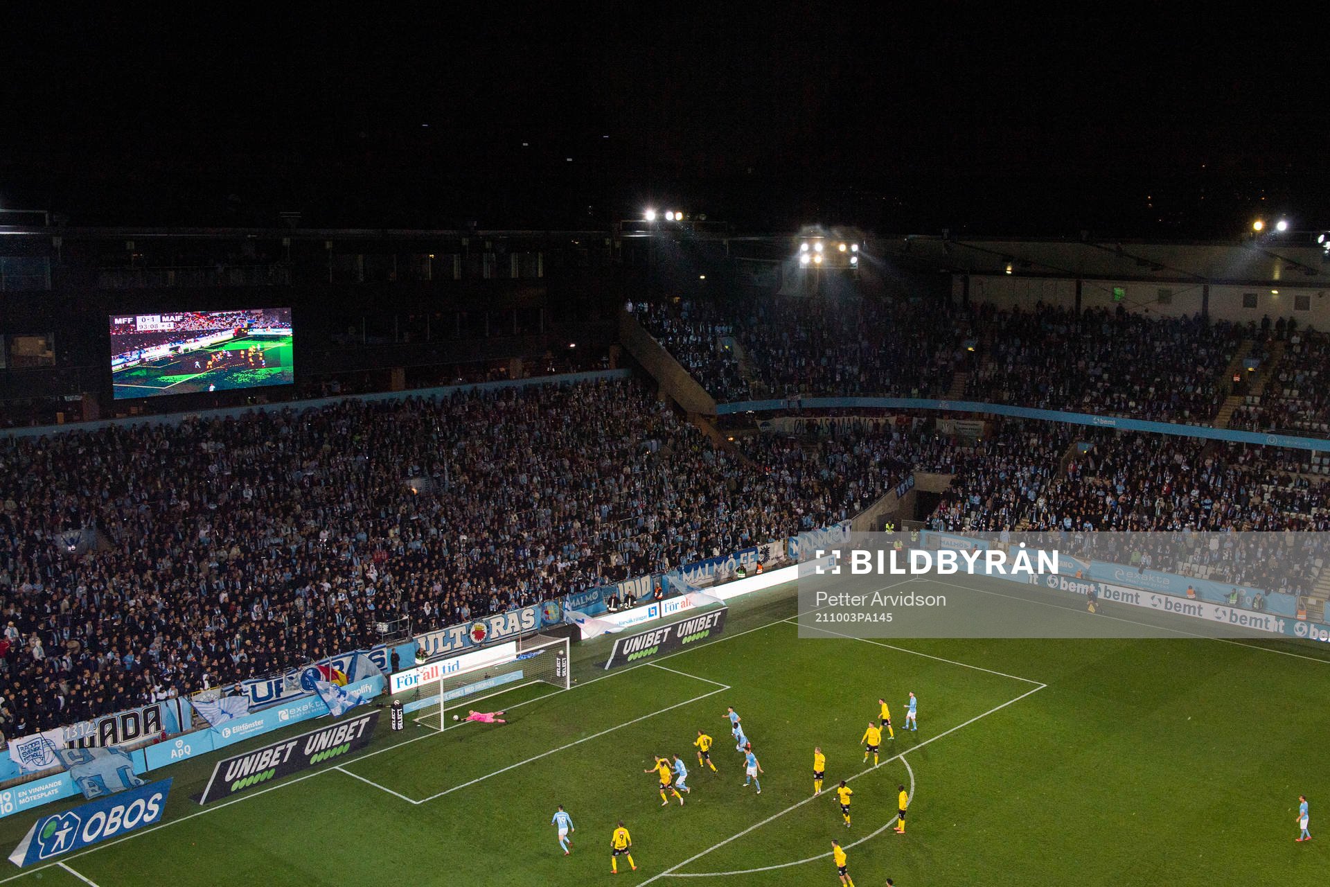 Mjällbys målvakt Carl-Johan Eriksson med en räddning