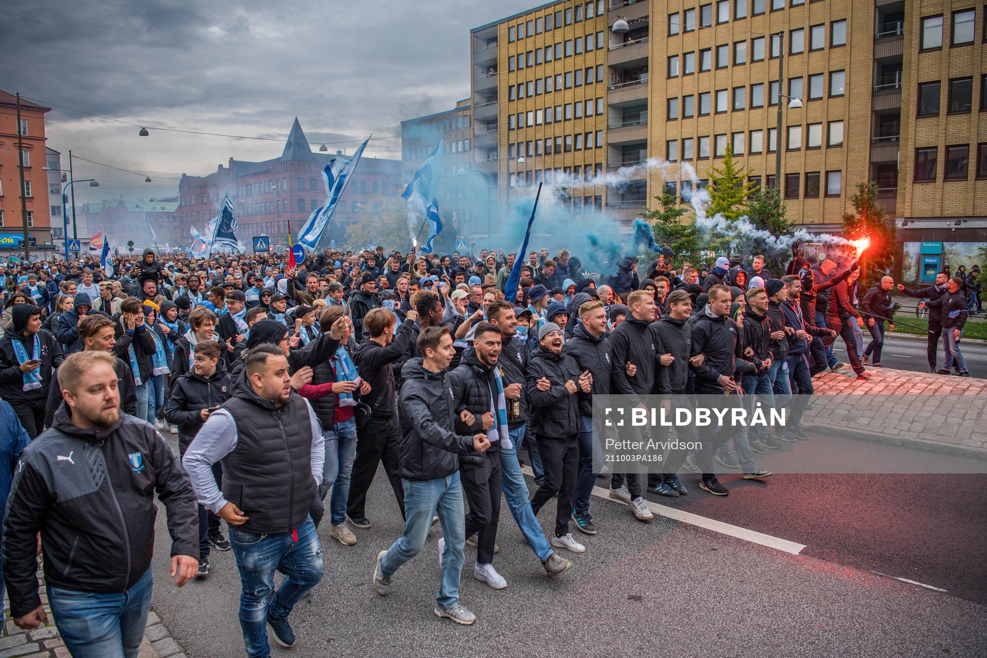 s supportrar marscherar mot arenan