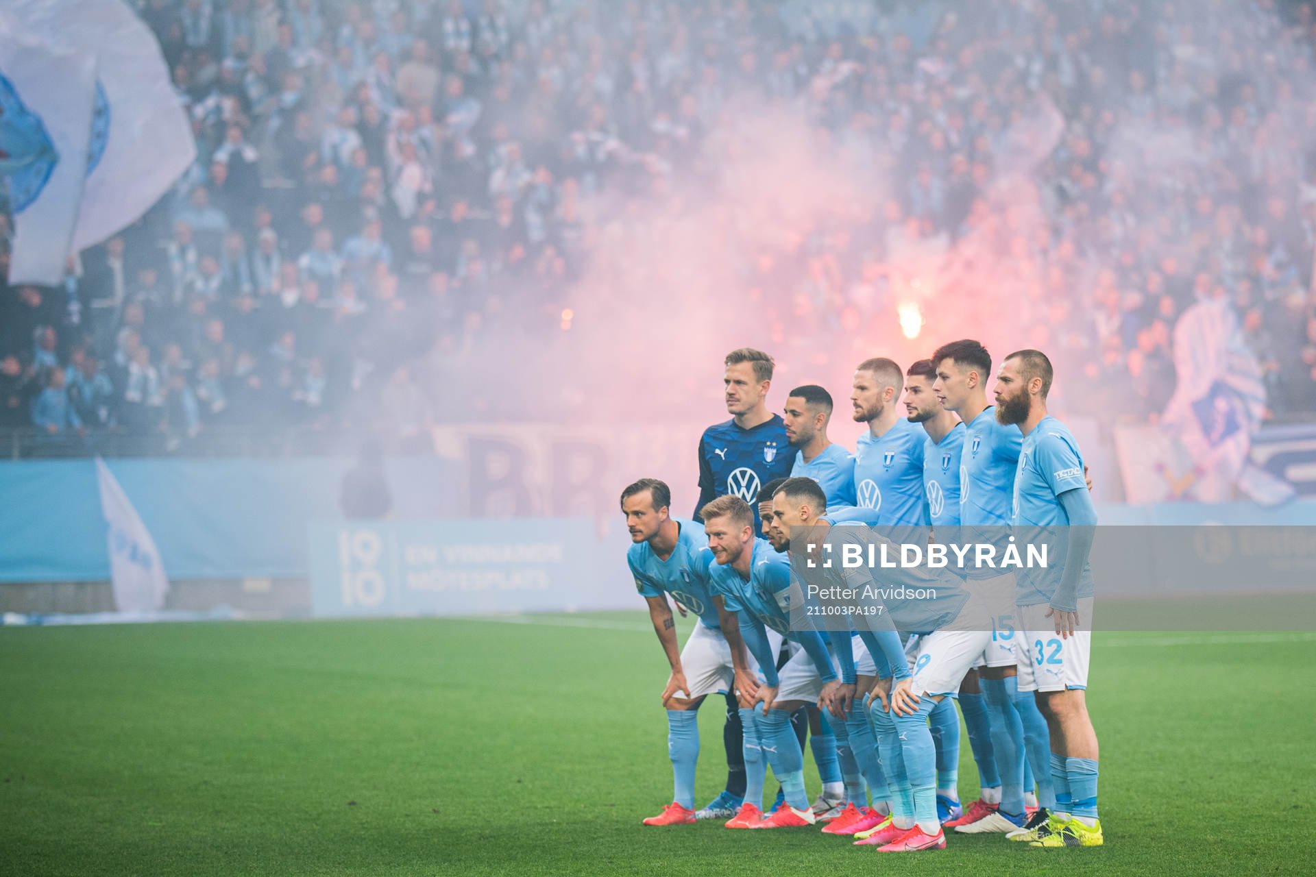 Malmö FFs spelare ställer upp för en lagbild, övre