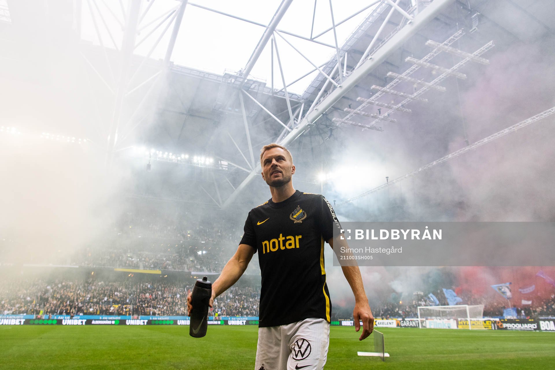 s Sebastian Larsson bland rök