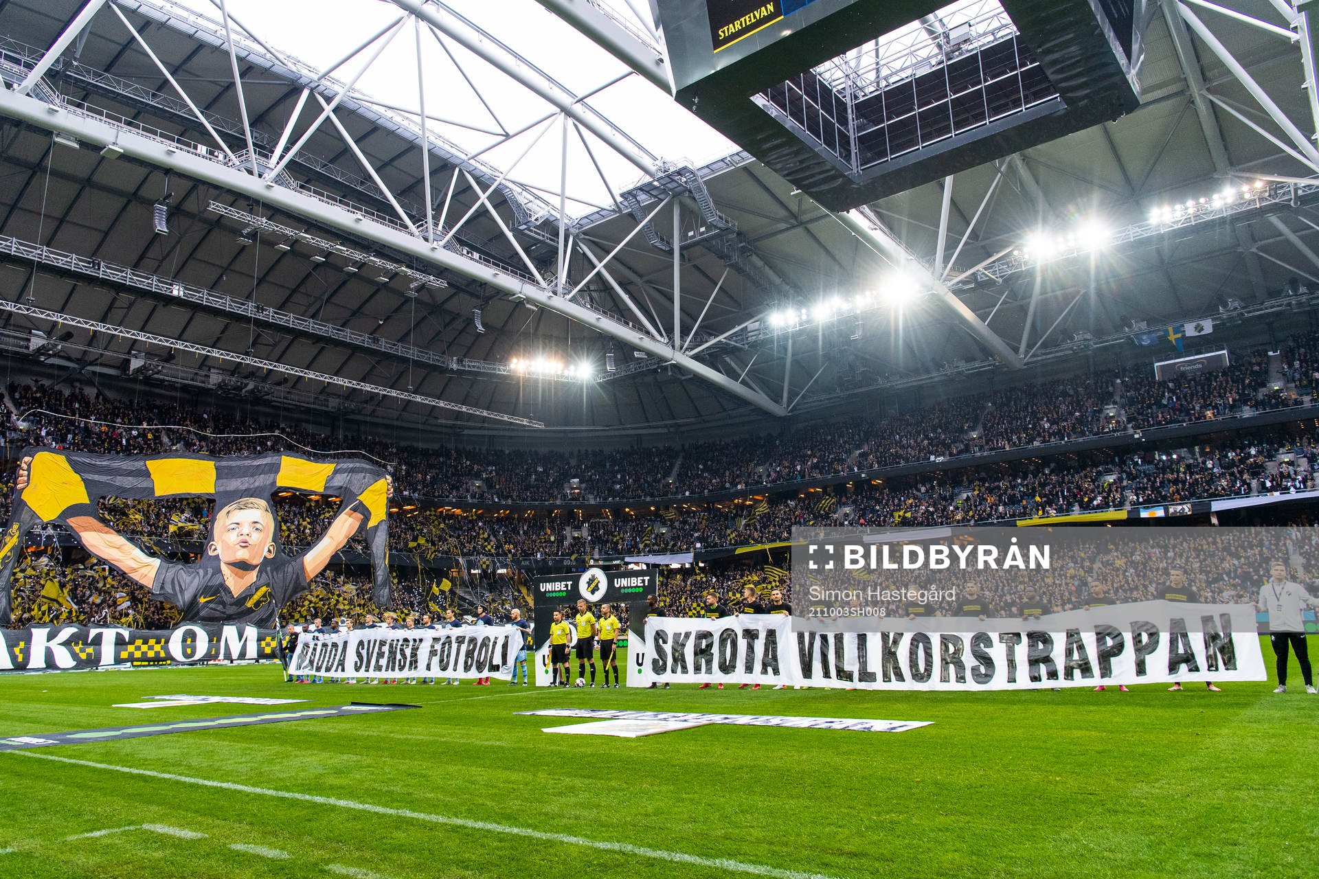 s och Djurgårdens spelare med banderoller i protest mot