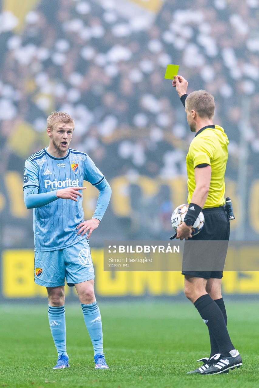 Djurgårdens Kalle Holmberg varnas av domare Glenn Nyberg