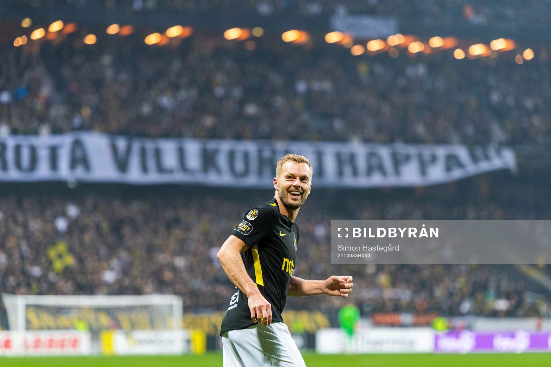 s Sebastian Larsson reagerar mot ett domslut