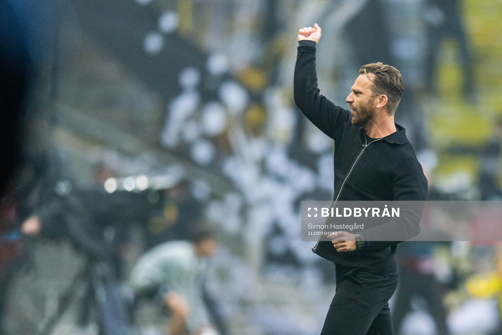 s tränare Bartosz Grzelak jublar