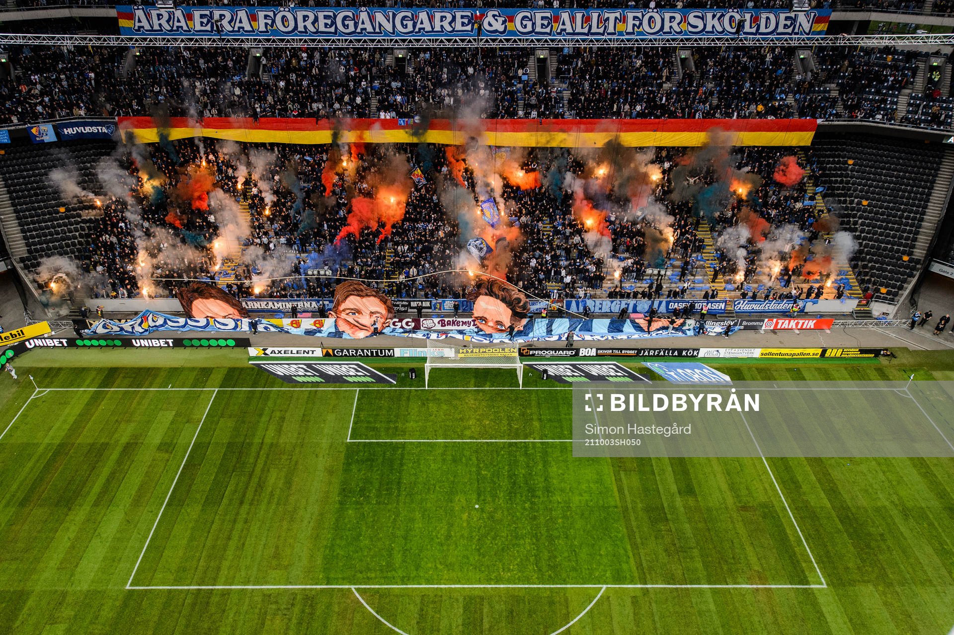 Djurgårdens tifo inför fotbollsmatchen i Allsvenskan mellan AIK och Djurgården den 3 oktober 2021 i Stockholm. 