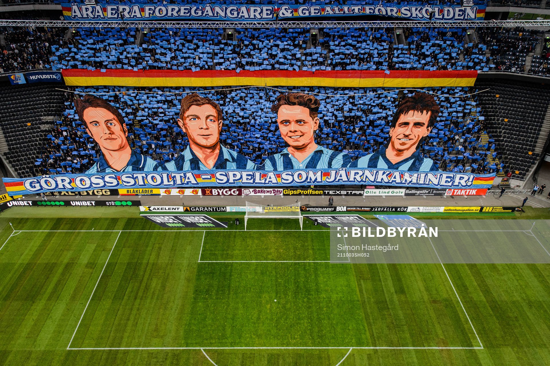 Djurgårdens tifo inför fotbollsmatchen i Allsvenskan mellan AIK och Djurgården den 3 oktober 2021 i Stockholm. 
