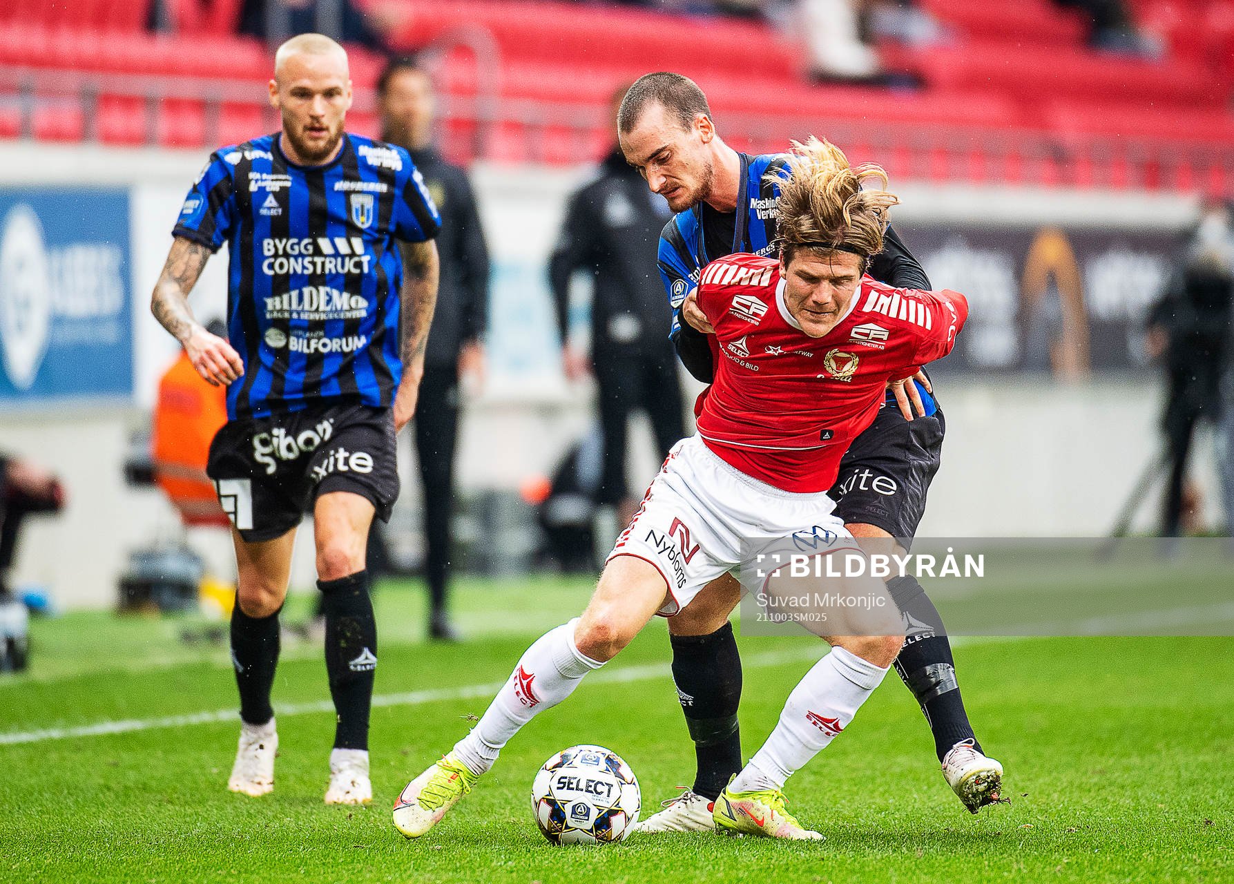 Kalmars Oliver Berg och Sirius Adam Hellborg under fotbollsmatchen i Allsvenskan mellan Kalmar och Sirius den 3 oktober 2021 i Kalmar. 