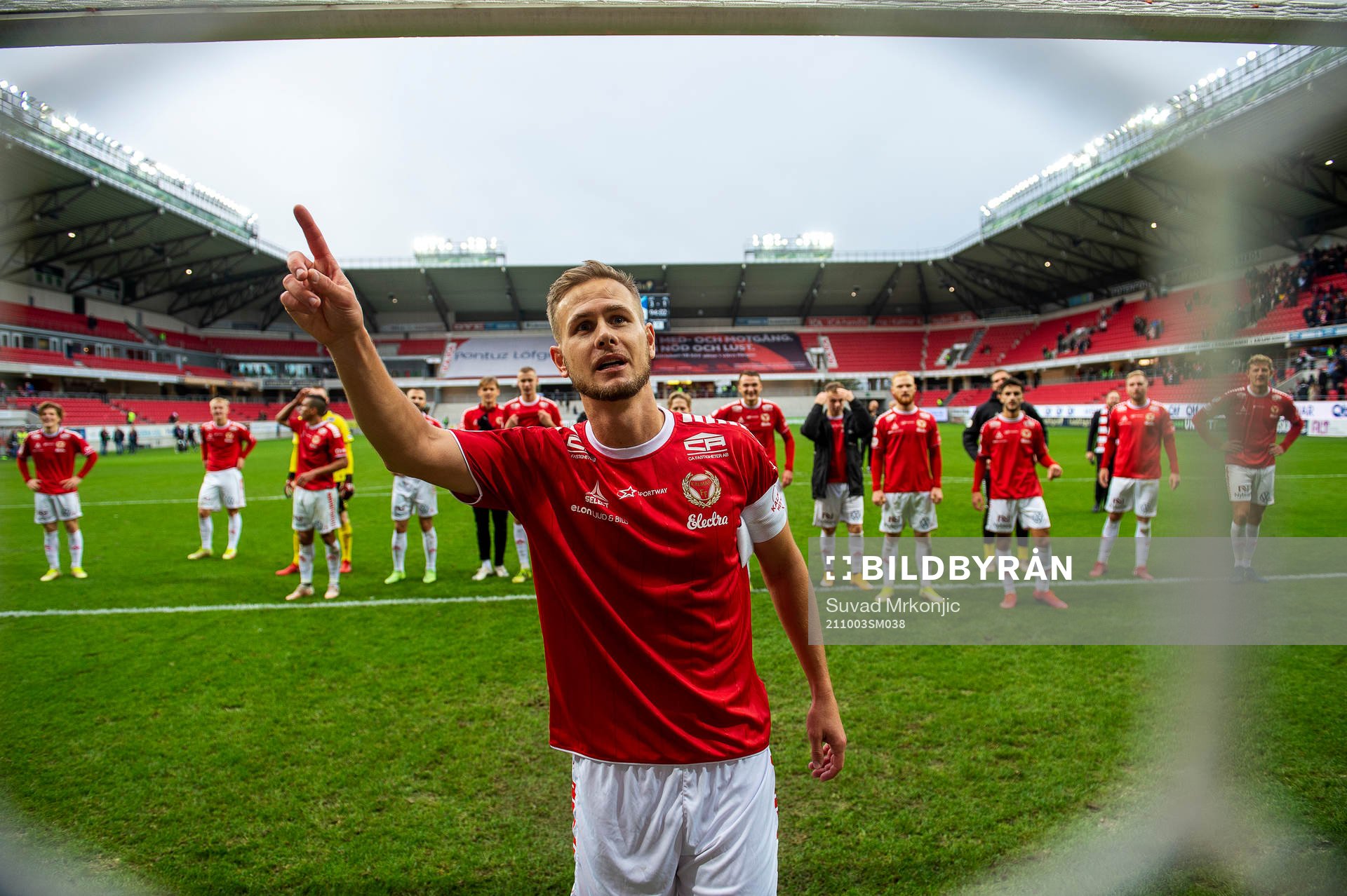 Kalmars Erik Israelsson jublar med laget