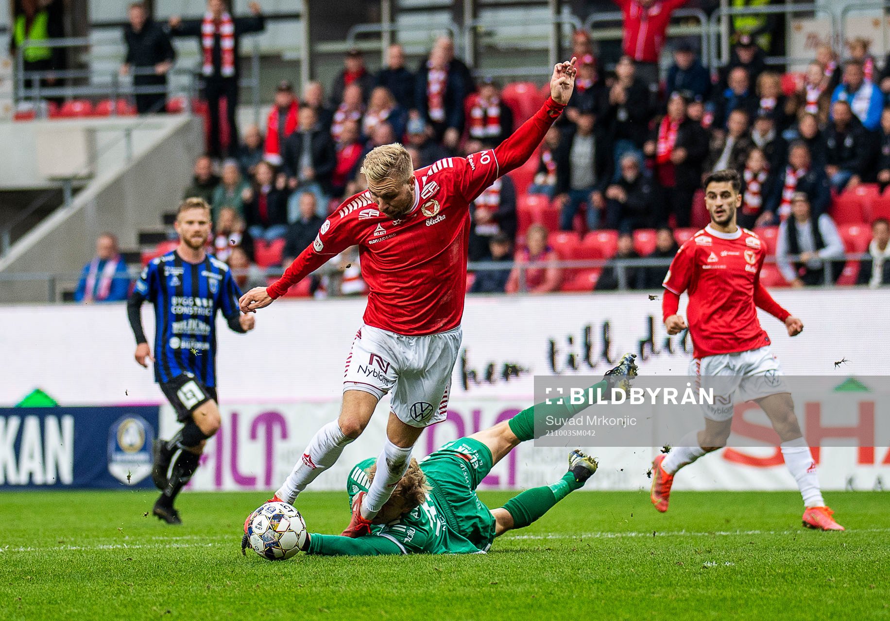 Sirius målvakt August Ahlin fäller Kalmars Jonathan Ring