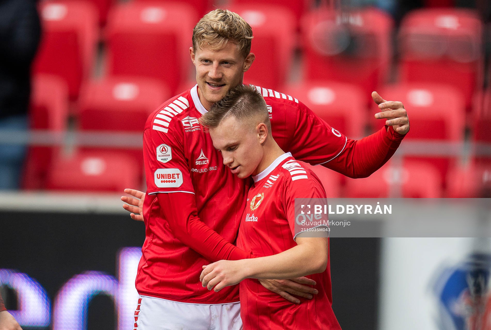 Kalmars Isak Jansson jublar med Lars Saetra