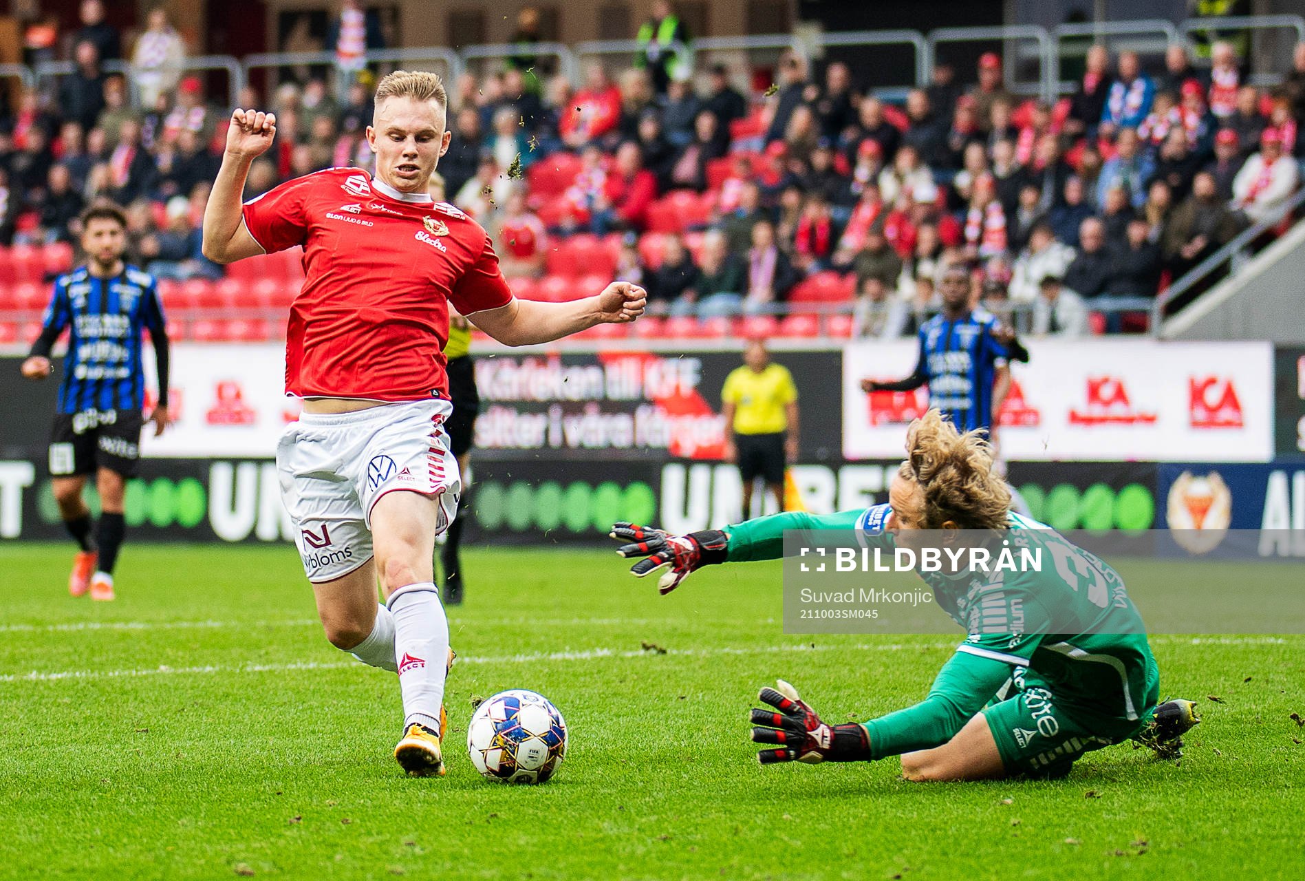 Kalmars Isak Jansson och Sirius målvakt August Ahlin