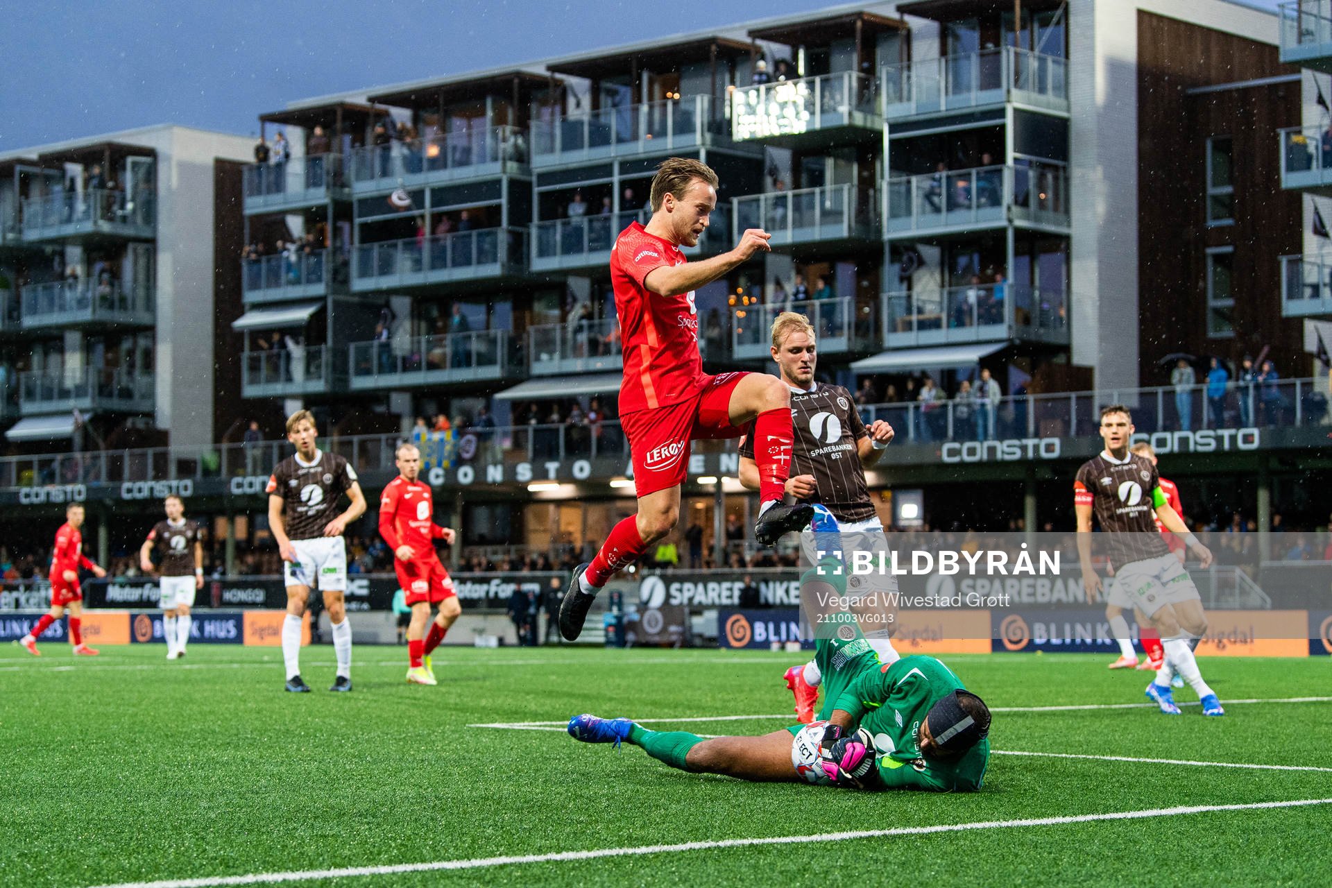 Bård Finne of Brann and goalkeeper Sousha Makani of