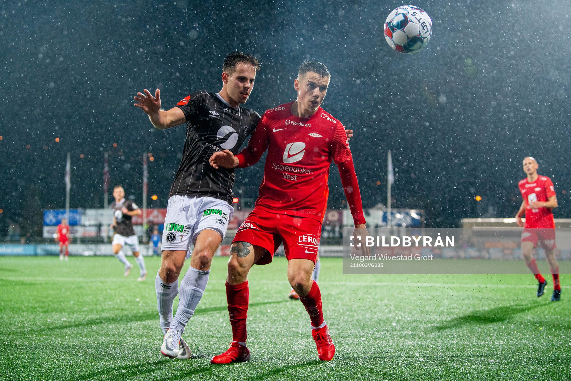 Lars Olden Larsen of Mjøndalen and Robert Taylor of Brann