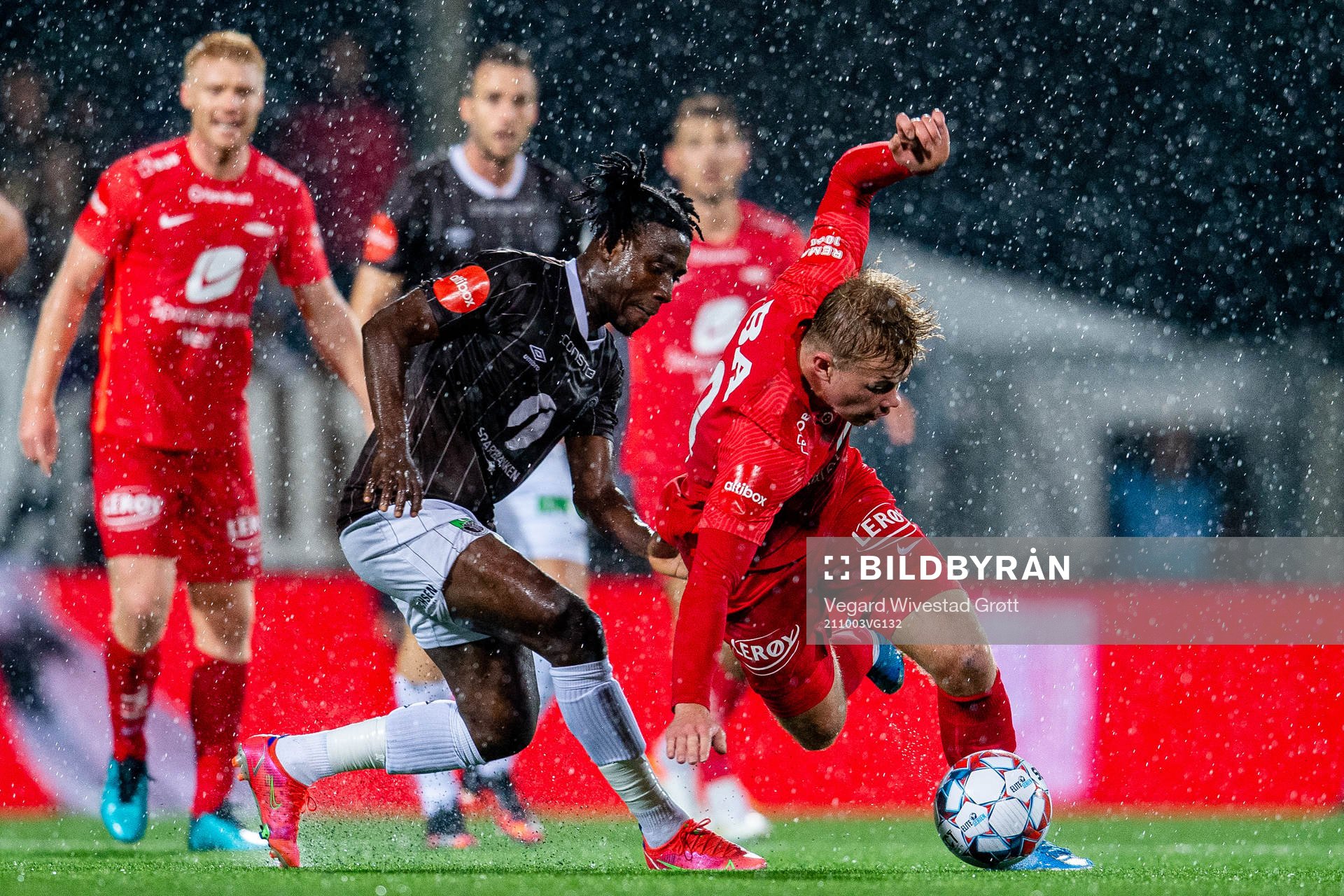 Isaac Twum of Mjøndalen and Aune Heggebø of Brann