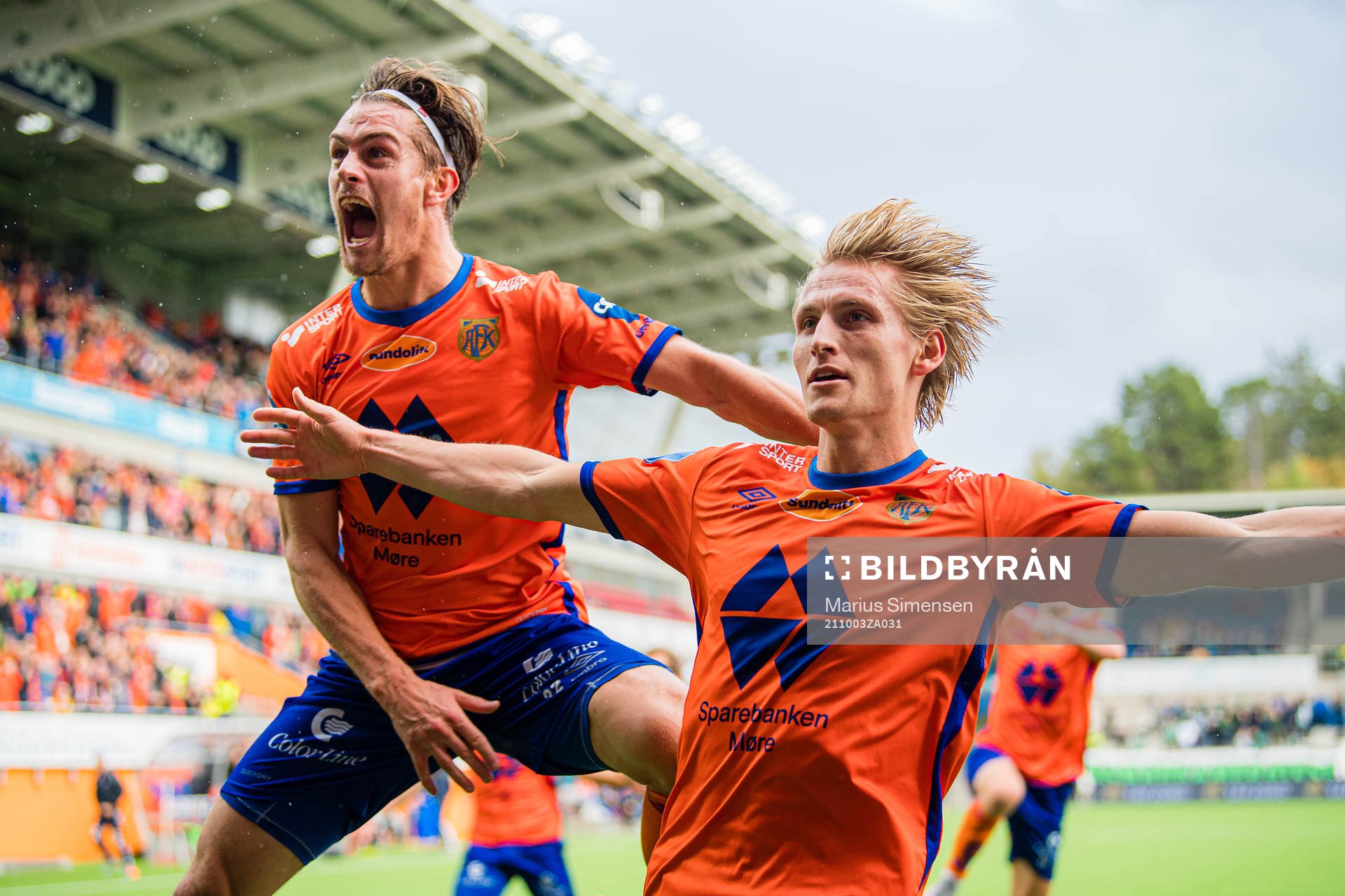 Erlend Segberg of Aalesund celebrates with Sigurd Hauso Haugen of Aalesund after scoring the 1-0 goal during the OBOS-ligaen match between Aalesund and HamKam on October 3, 2021 in Ålesund.
