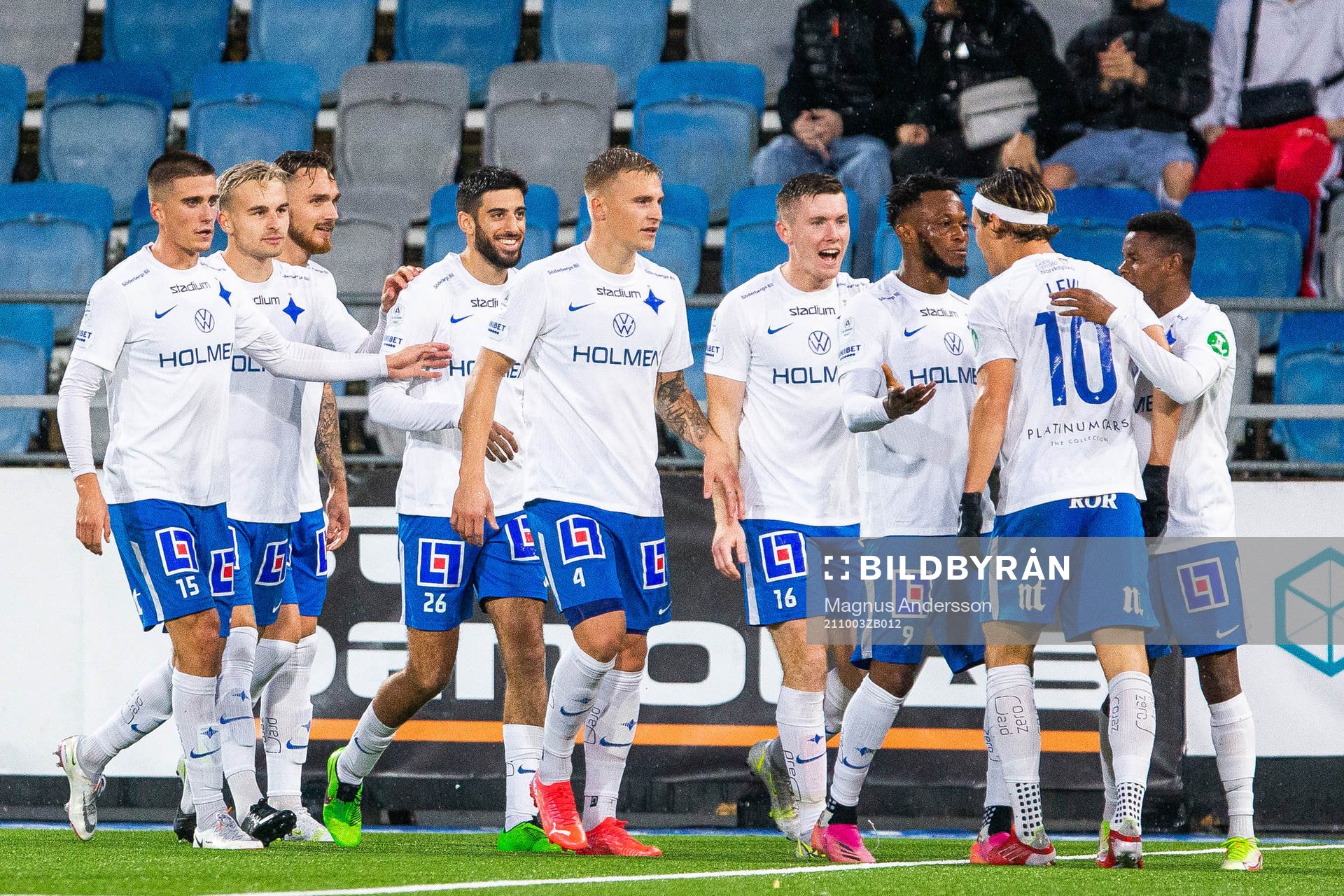 IFK Norrköpings Samuel Adegbenro jublar med lagkamrater