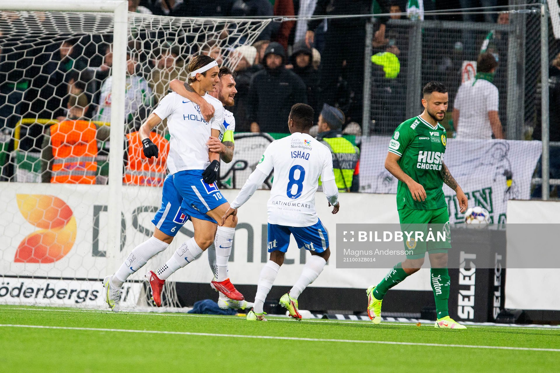IFK Norrköpings Jonathan Levi jublar med Abdulrazaq Ishaq efter att han gjort 1-0 på straff under fotbollsmatchen i Allsvenskan mellan IFK Norrköping och Hammarby den 3 oktober 2021 i Norrköping.