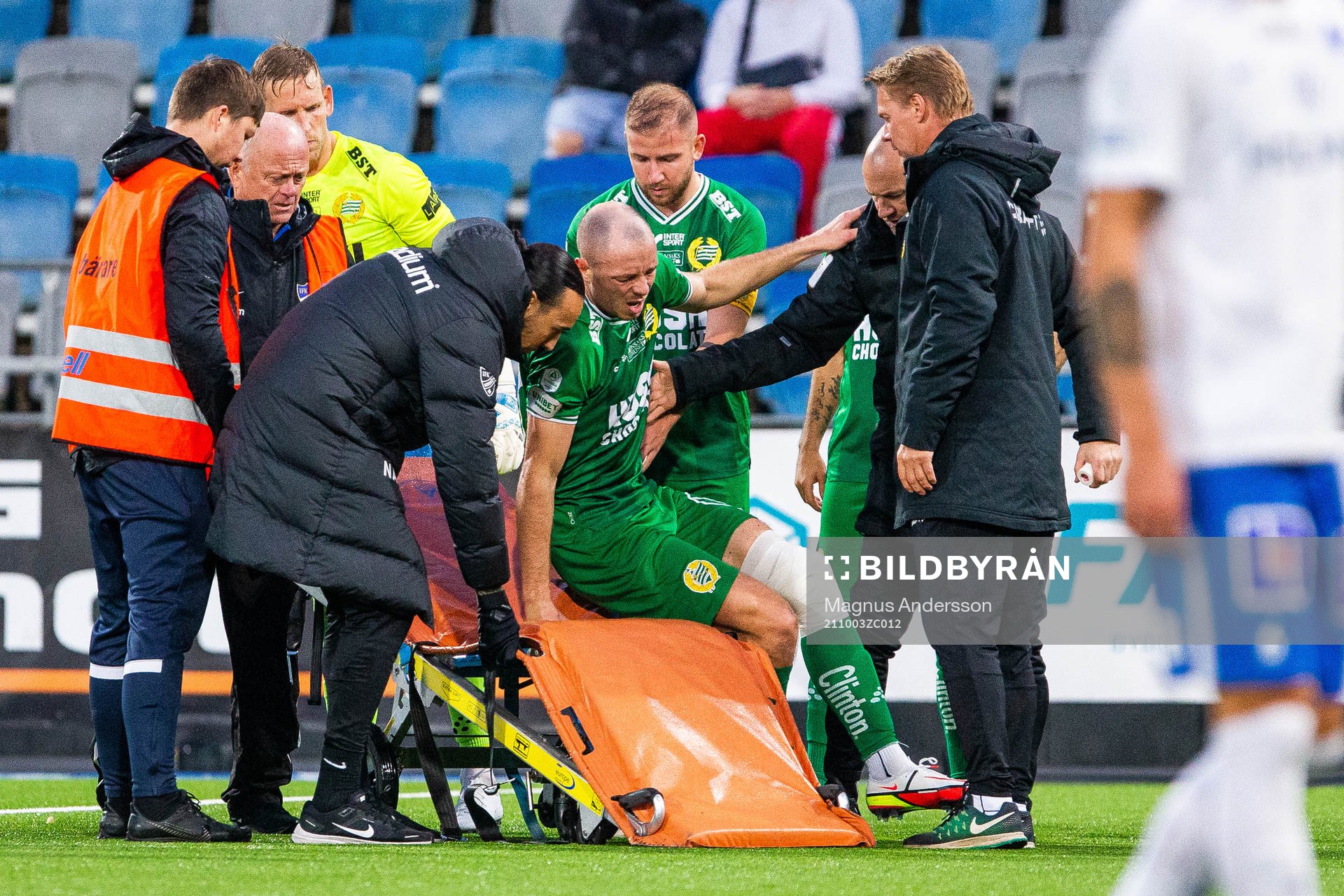 Hammarbys Jon Gudni Fjoluson läggs upp på en bår på