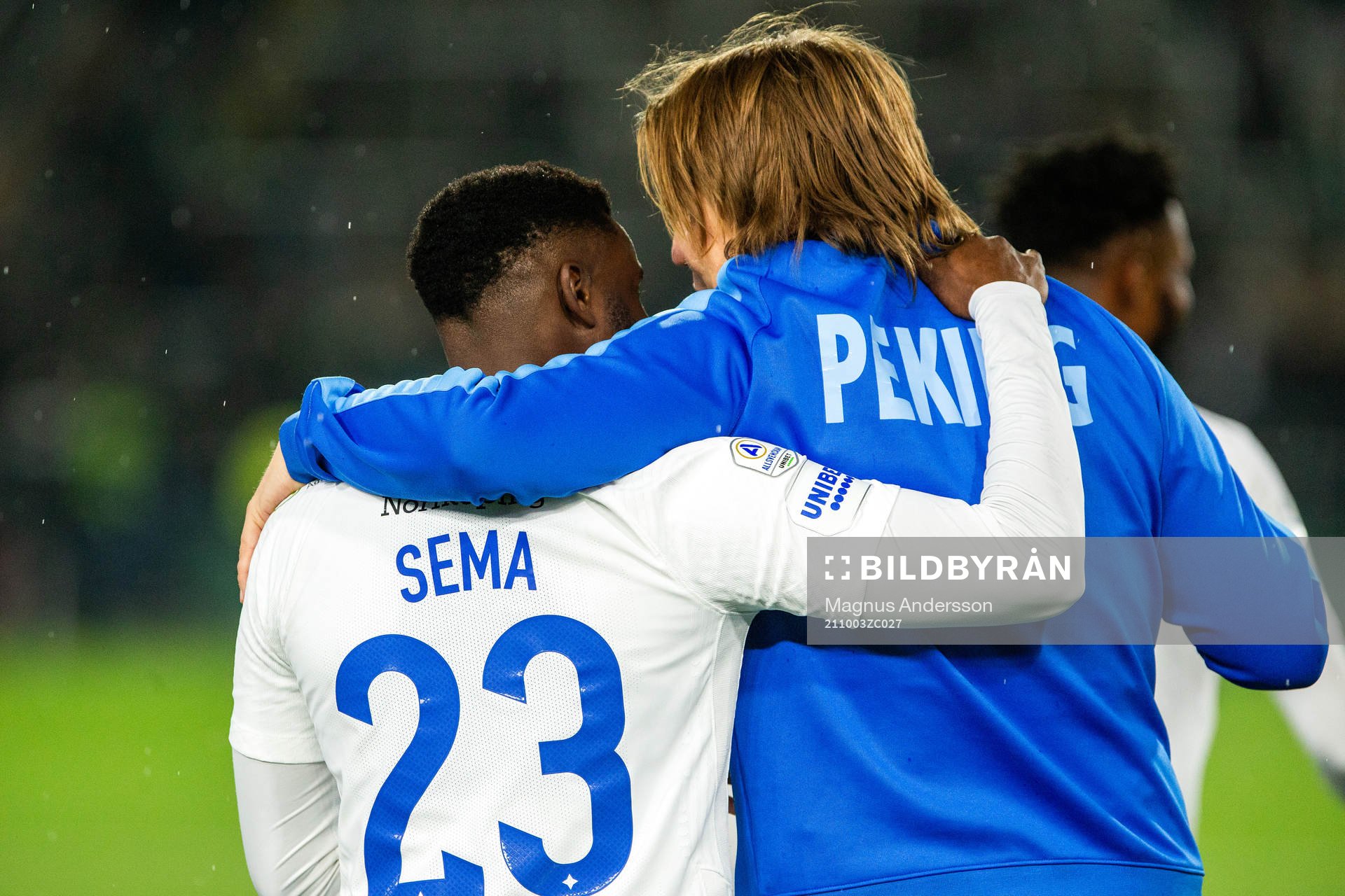 IFK Norrköpings Maic Sema och Marcus Krunegård omfamnar