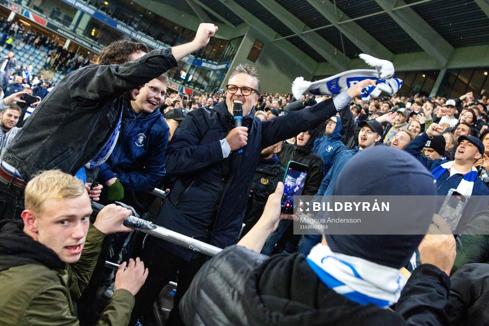 IFK Norrköpings tränare Rikard Norling jublar med fansen