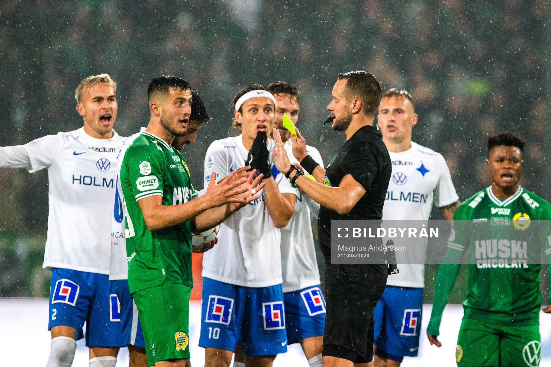 Domare Victor Wolf delar ut ett gult kort till Hammarbys
