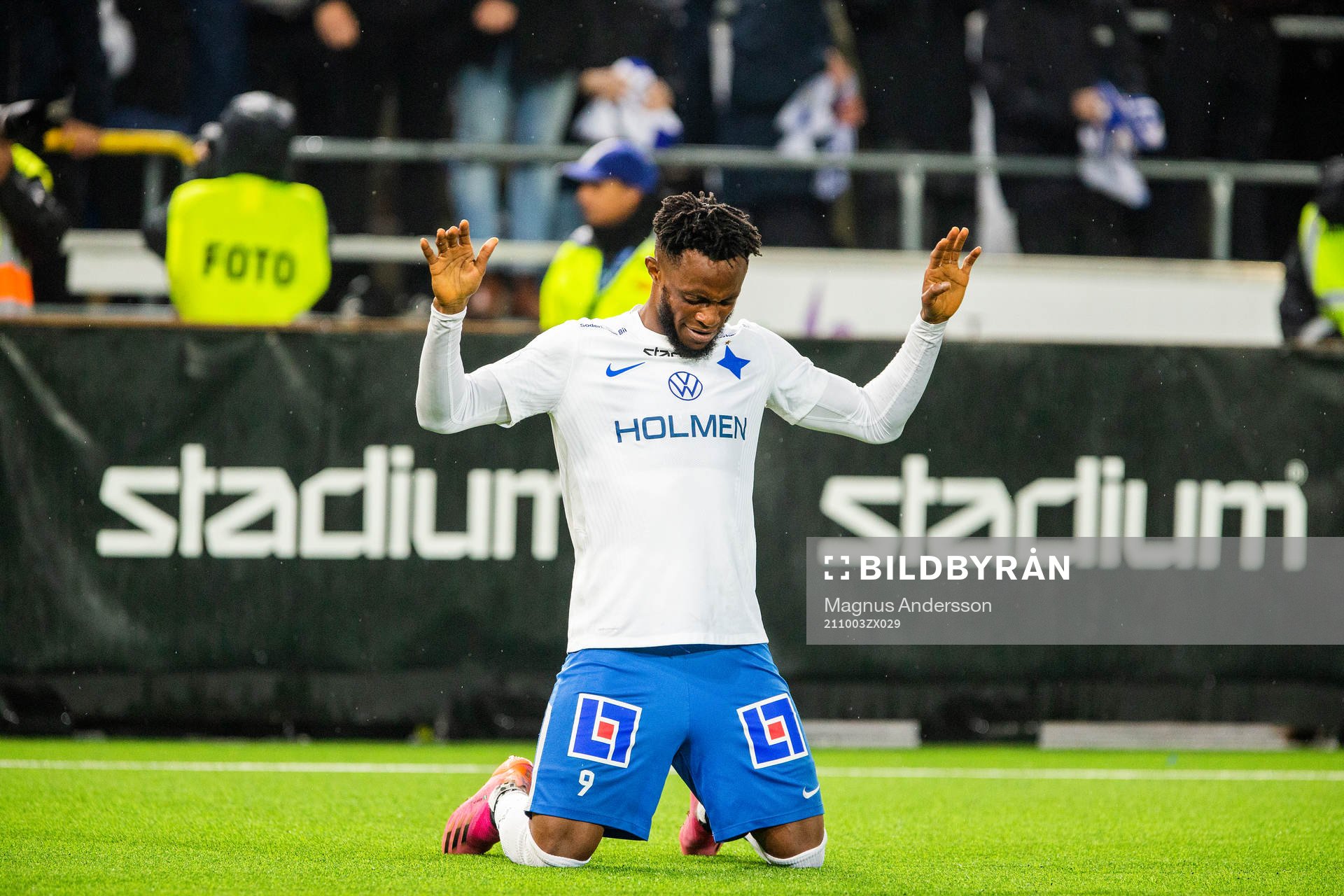 IFK Norrköpings Samuel Adegbenro jublar efter att han gjort 3-1 under fotbollsmatchen i Allsvenskan mellan IFK Norrköping och Hammarby den 3 oktober 2021 i Norrköping.