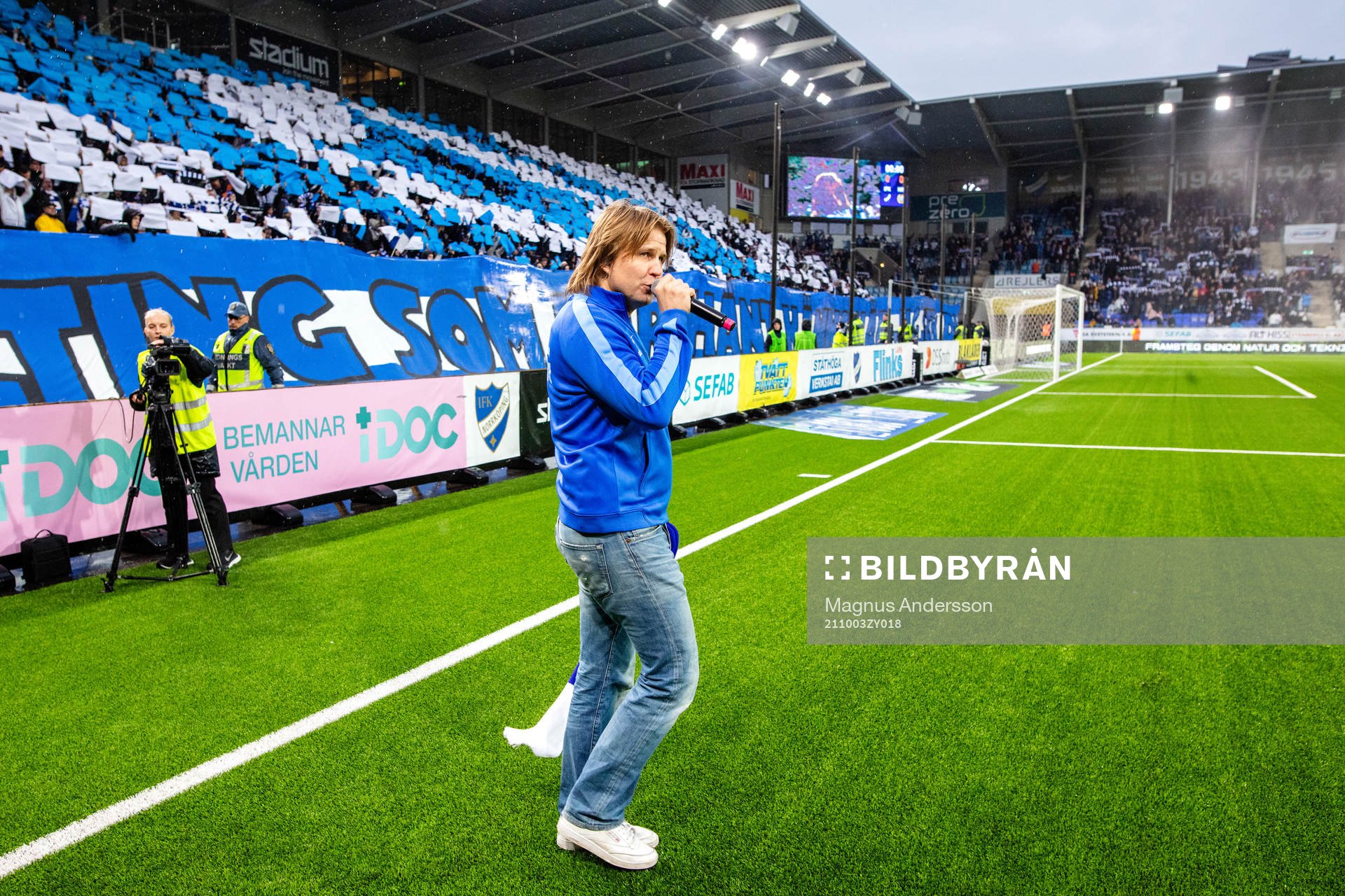 Marcus Krunegård underhöll publiken vid fotbollsmatchen i
