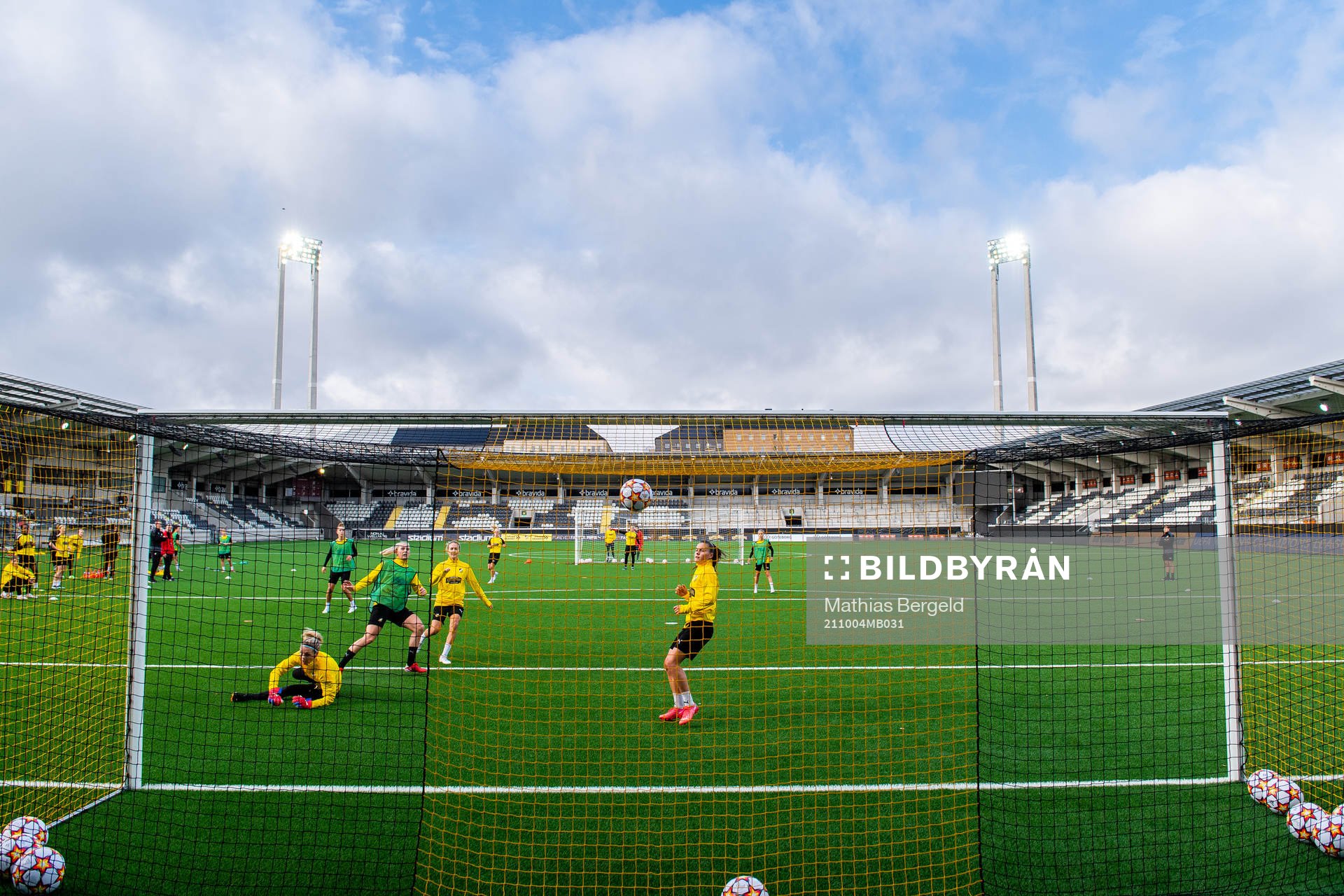 Goalkeeper Jennifer Falk, Julia Karlernäs, Emma Kullberg