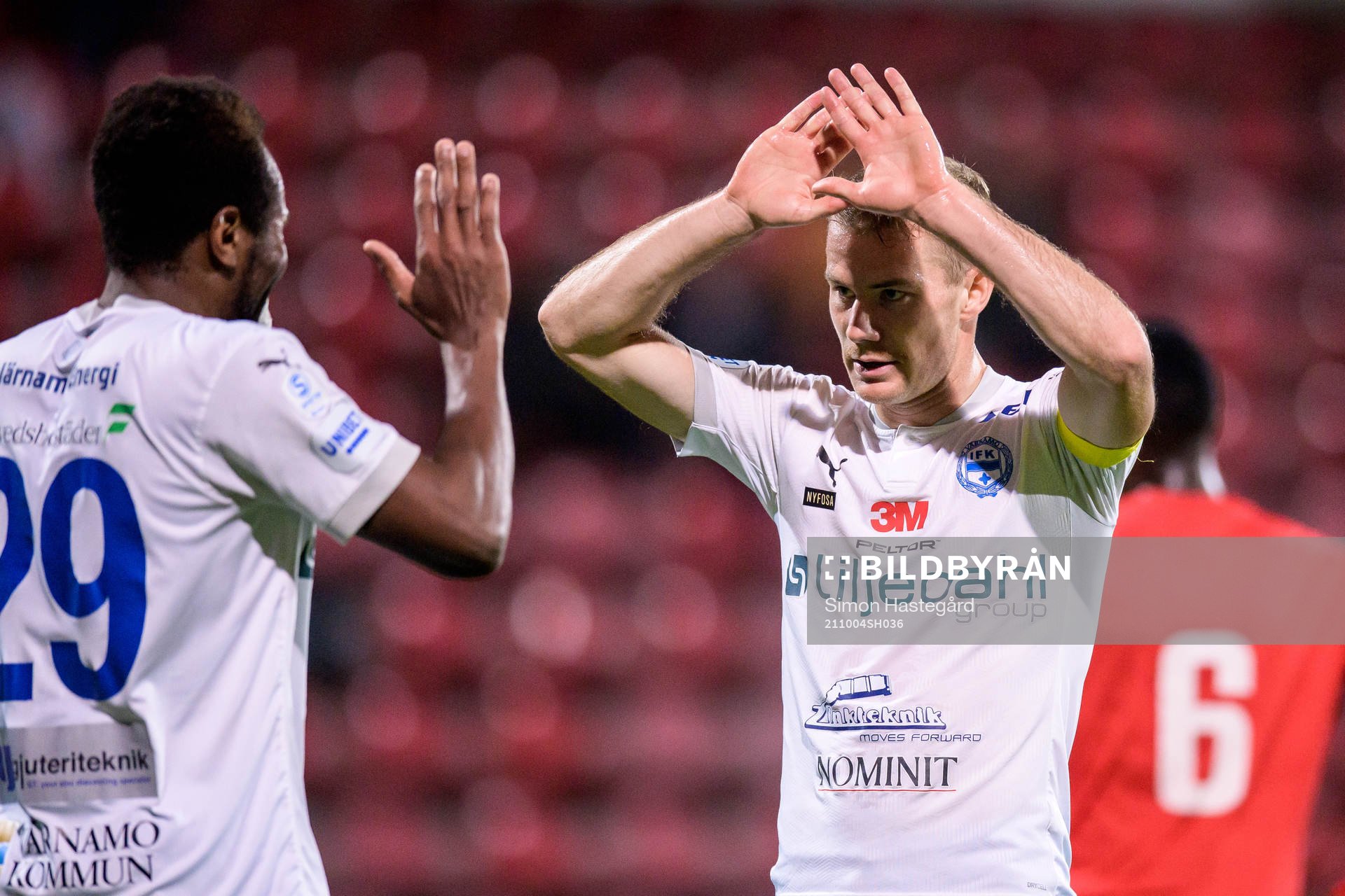 Värnamos Christian Moses och Freddy Winsth under fotbollsmatchen i Superettan mellan Vasalund och Värnamo den 4 oktober 2021 i Stockholm. 