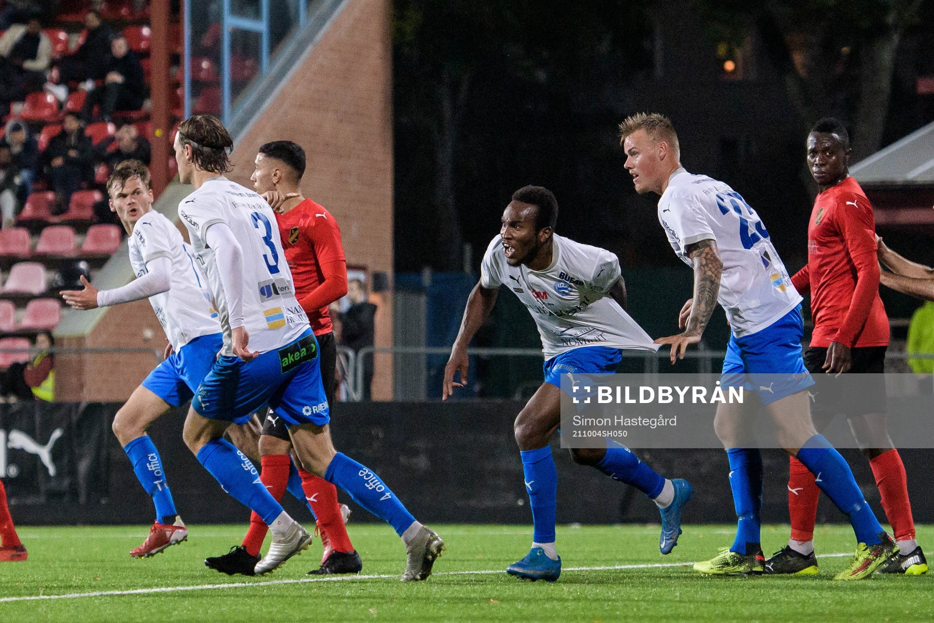 Värnamos Christian Moses jublar efter 1-1 under fotbollsmatchen i Superettan mellan Vasalund och Värnamo den 4 oktober 2021 i Stockholm. 