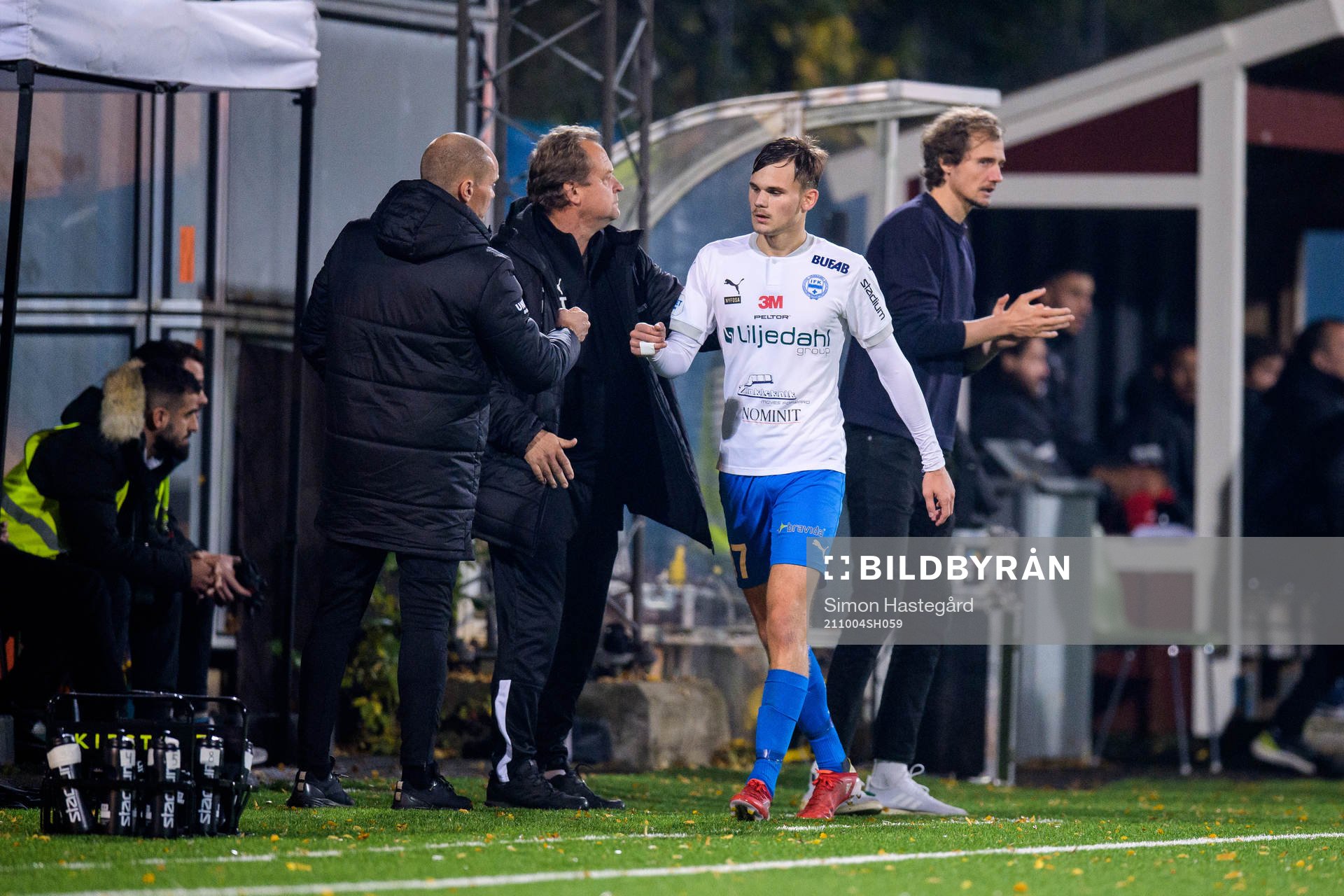 Värnamos Oscar Uddenäs byts ut under fotbollsmatchen i Superettan mellan Vasalund och Värnamo den 4 oktober 2021 i Stockholm. 