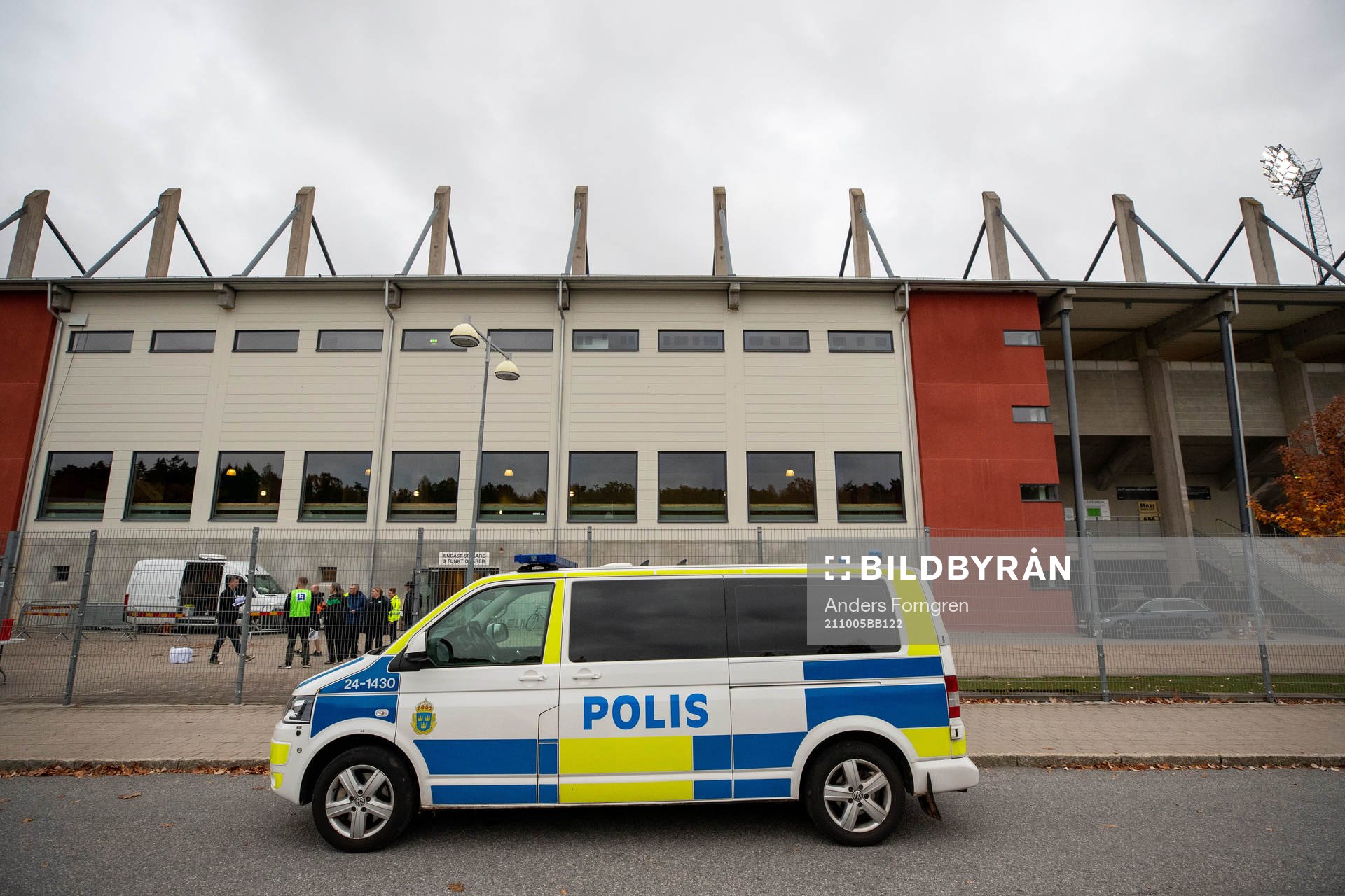En polisbil utanför Iver Arena innan fotbollsmatchen i