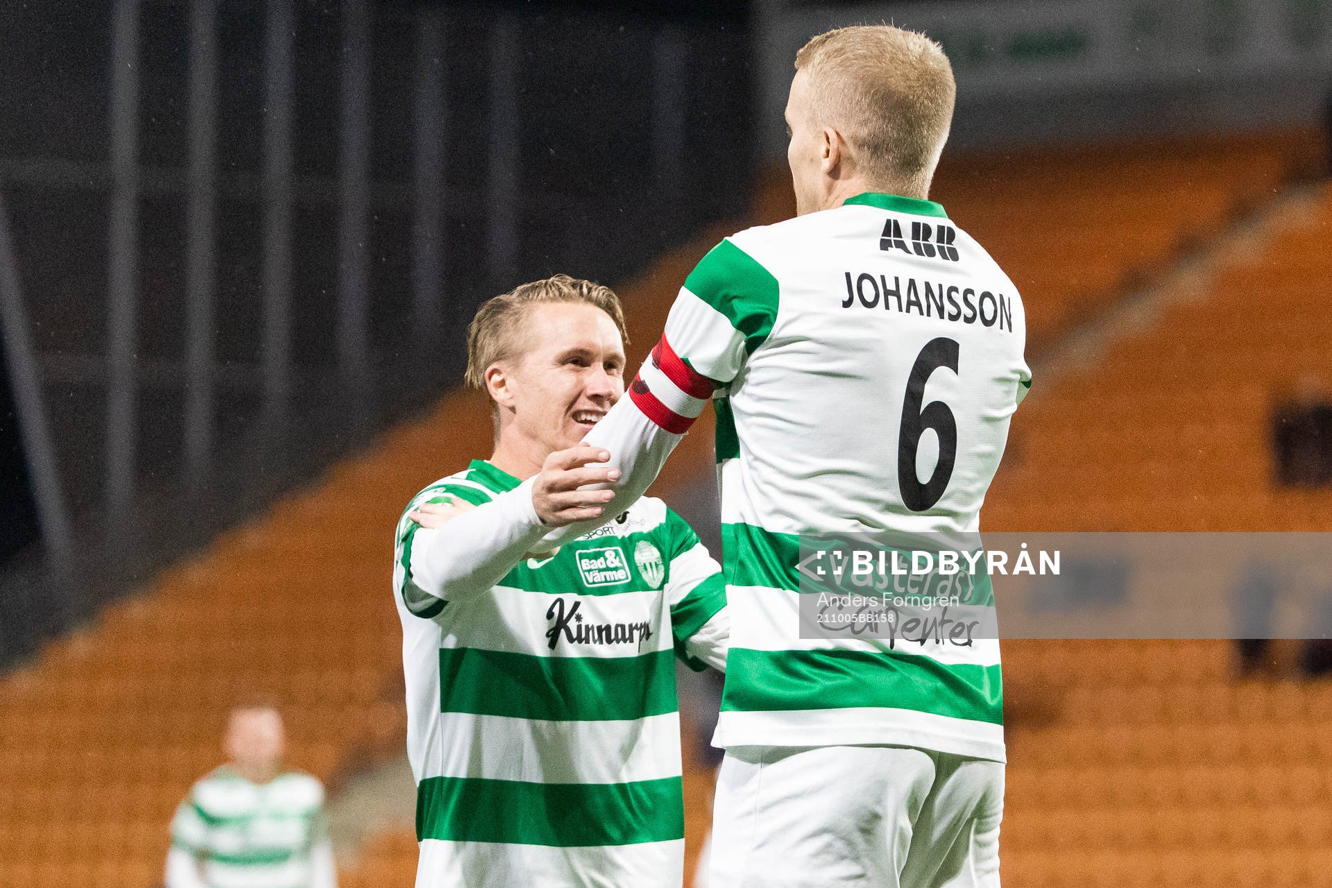 Västerås Simon Johansson jublar med lagkamrat