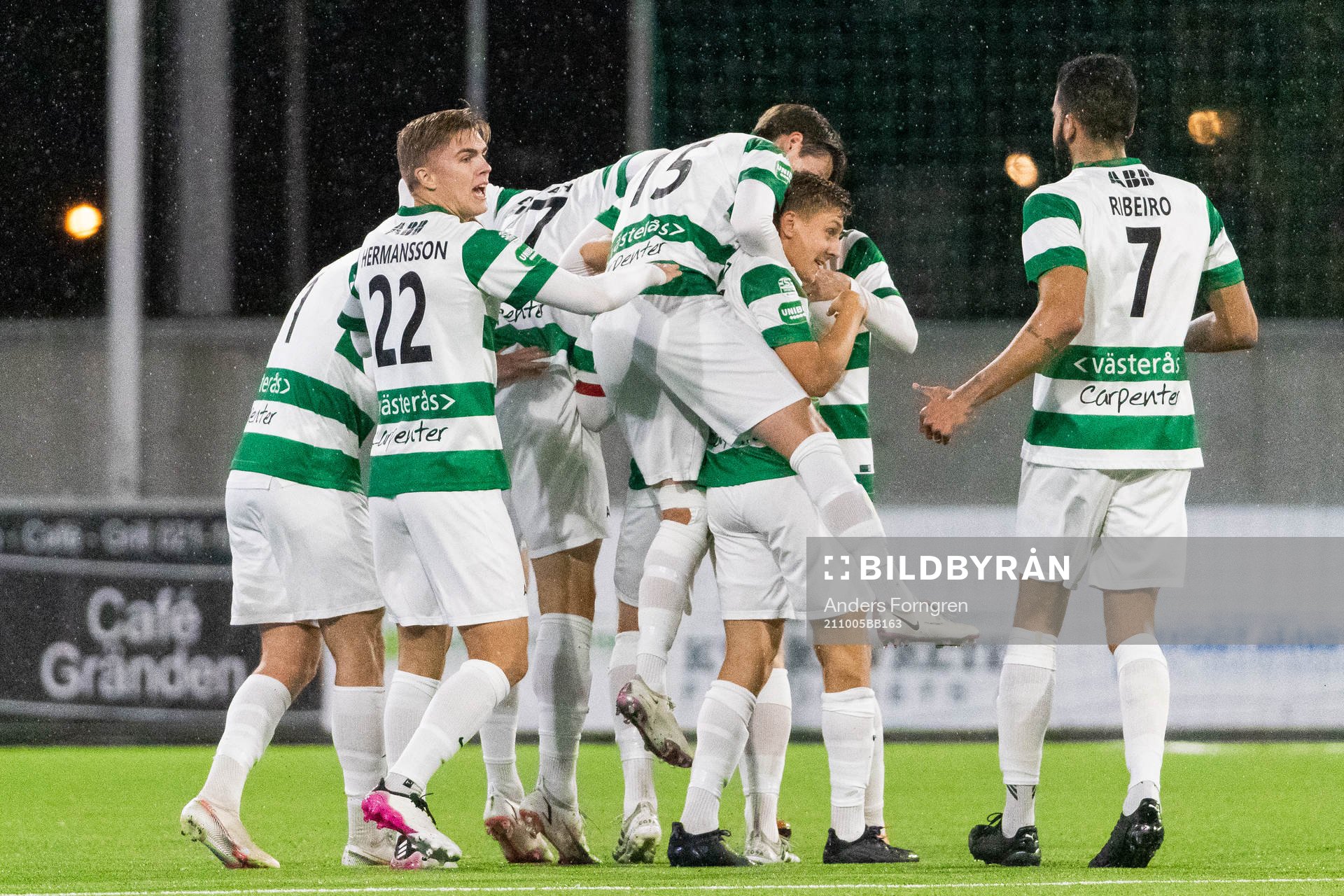 Västerås Simon Johansson jublar med lagkamrater