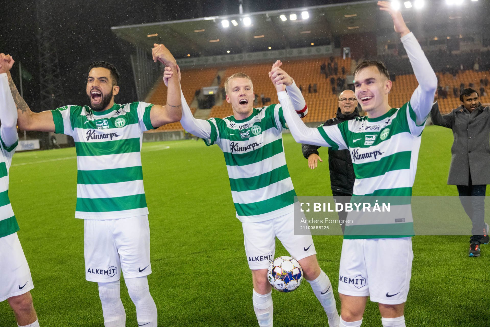 Västerås Pedro Ribeiro, Simon Johansson och Dusan Jajic jublar efter fotbollsmatchen i Superettan mellan Västerås SK och GAIS den 5 oktober 2021 i Västerås.