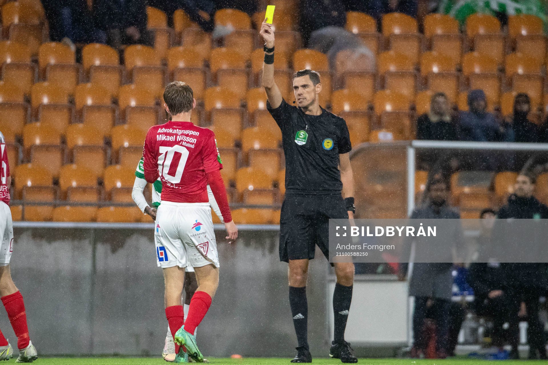 GAIS Adam Egnell varnas av domare Magnus Lindgren