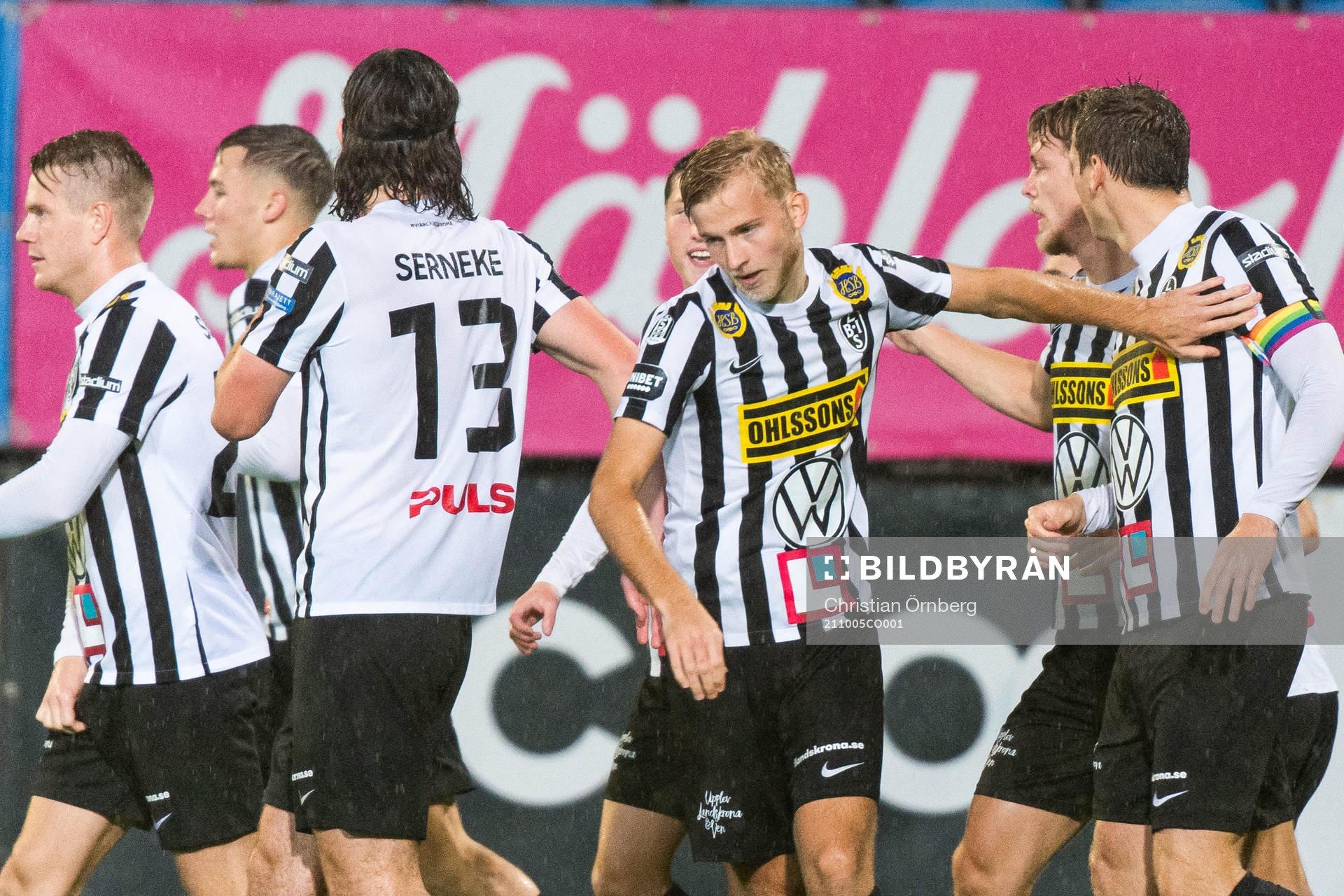 Landskronas Robin Hofsö jublar med lagkamrater