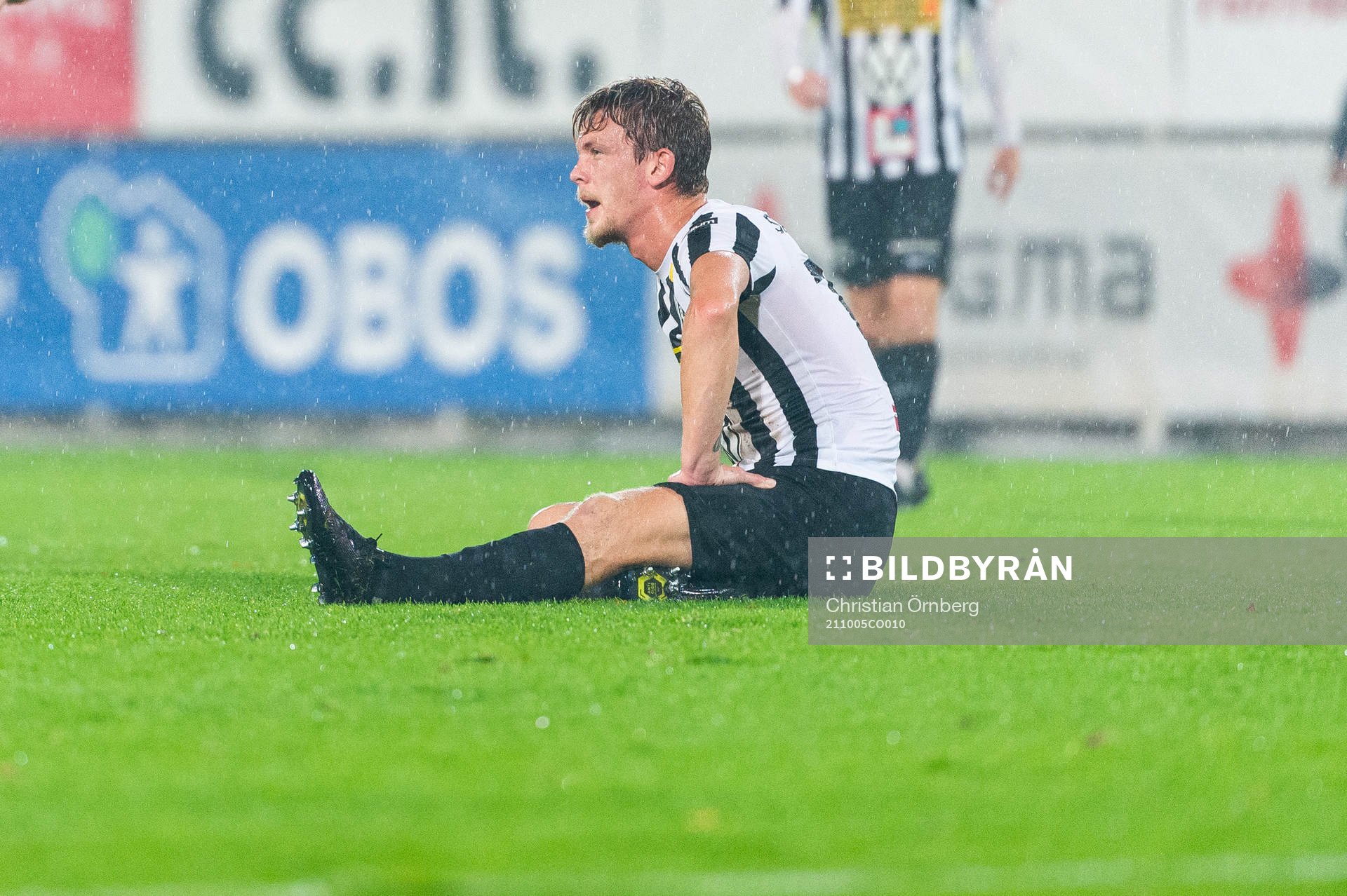 Landskronas Robin Hofsö har ont under fotbollsmatchen i Superettan mellan Trelleborg och Landskrona den 5 oktober 2021 i Trelleborg.