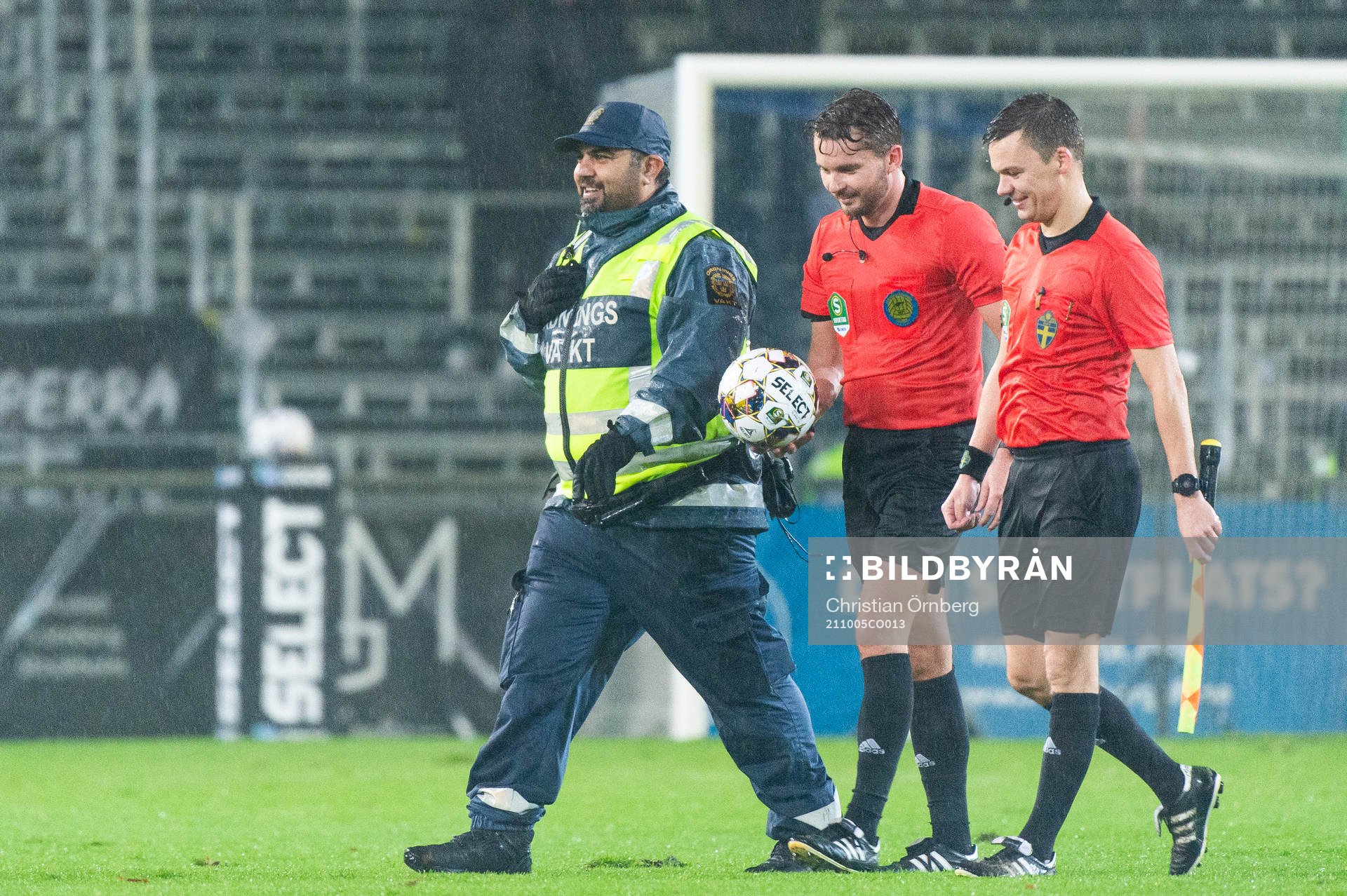 Domare Joakim Östling eskorteras av en ordningsvakt i