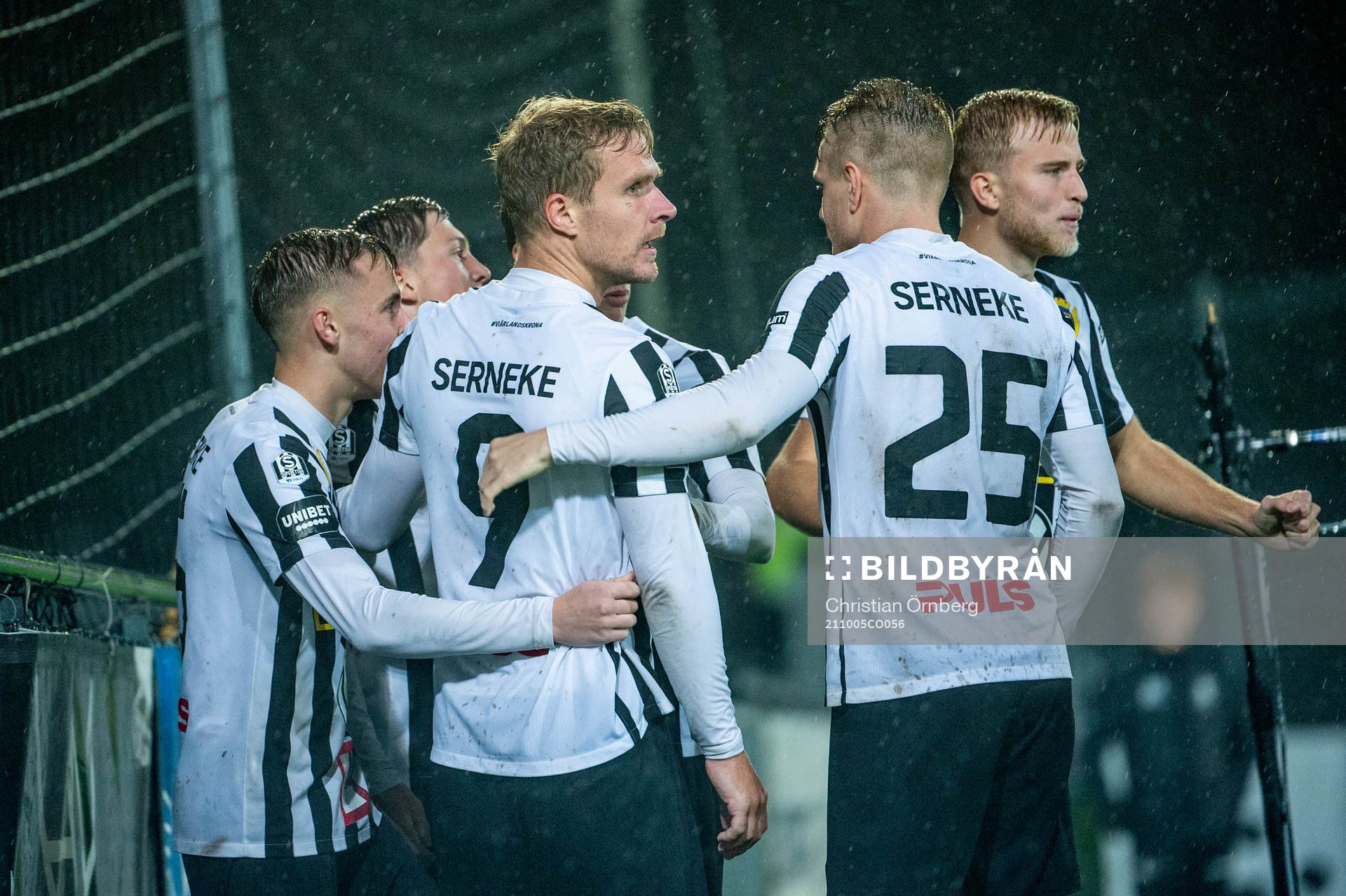 Landskronas Linus Olsson jublar med lagkamraterna