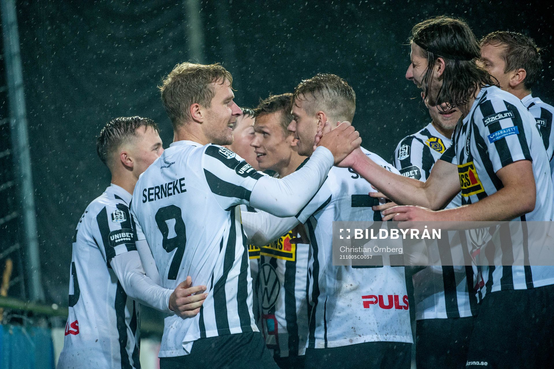 Landskronas Linus Olsson jublar med lagkamraterna