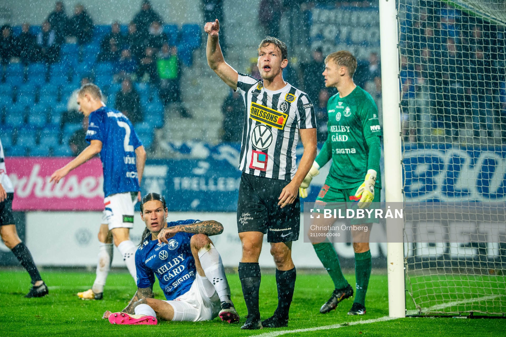 Landskronas Robin Hofsö jublar framför Trelleborgs Isak