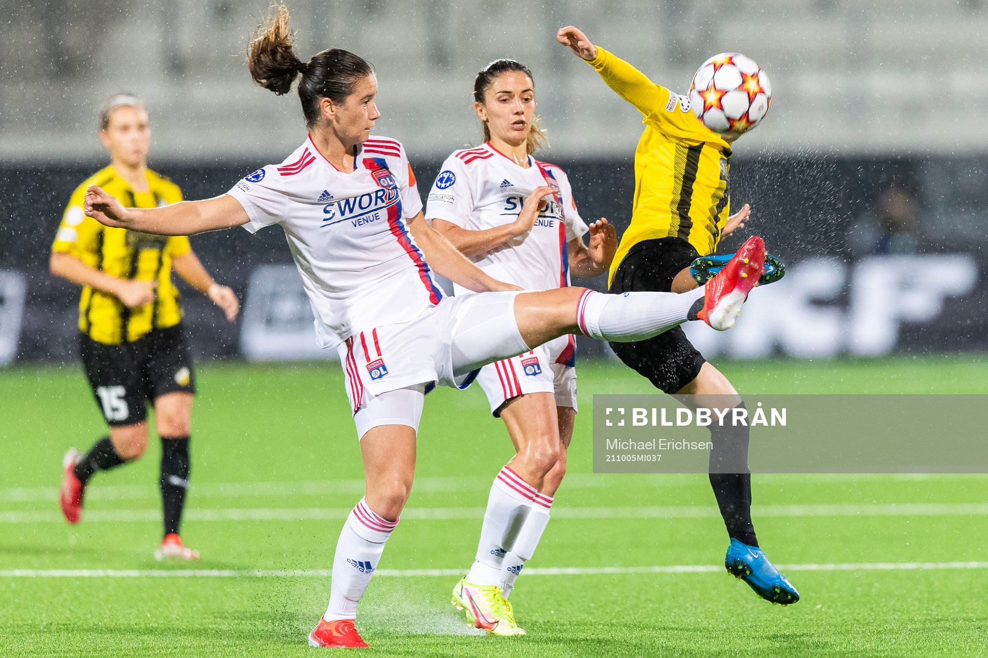 Damaris Egurrola of Lyon and Filippa Curmark of Häcken