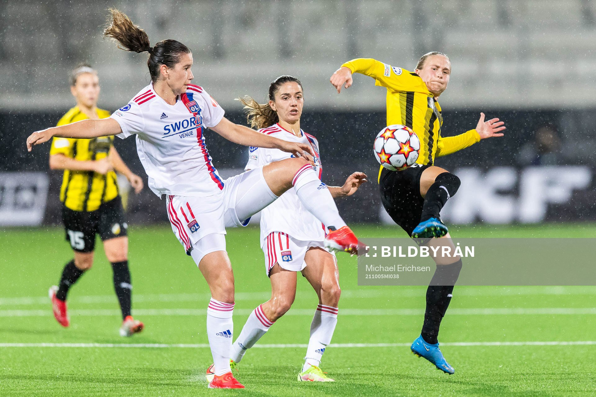 Damaris Egurrola of Lyon and Filippa Curmark of Häcken